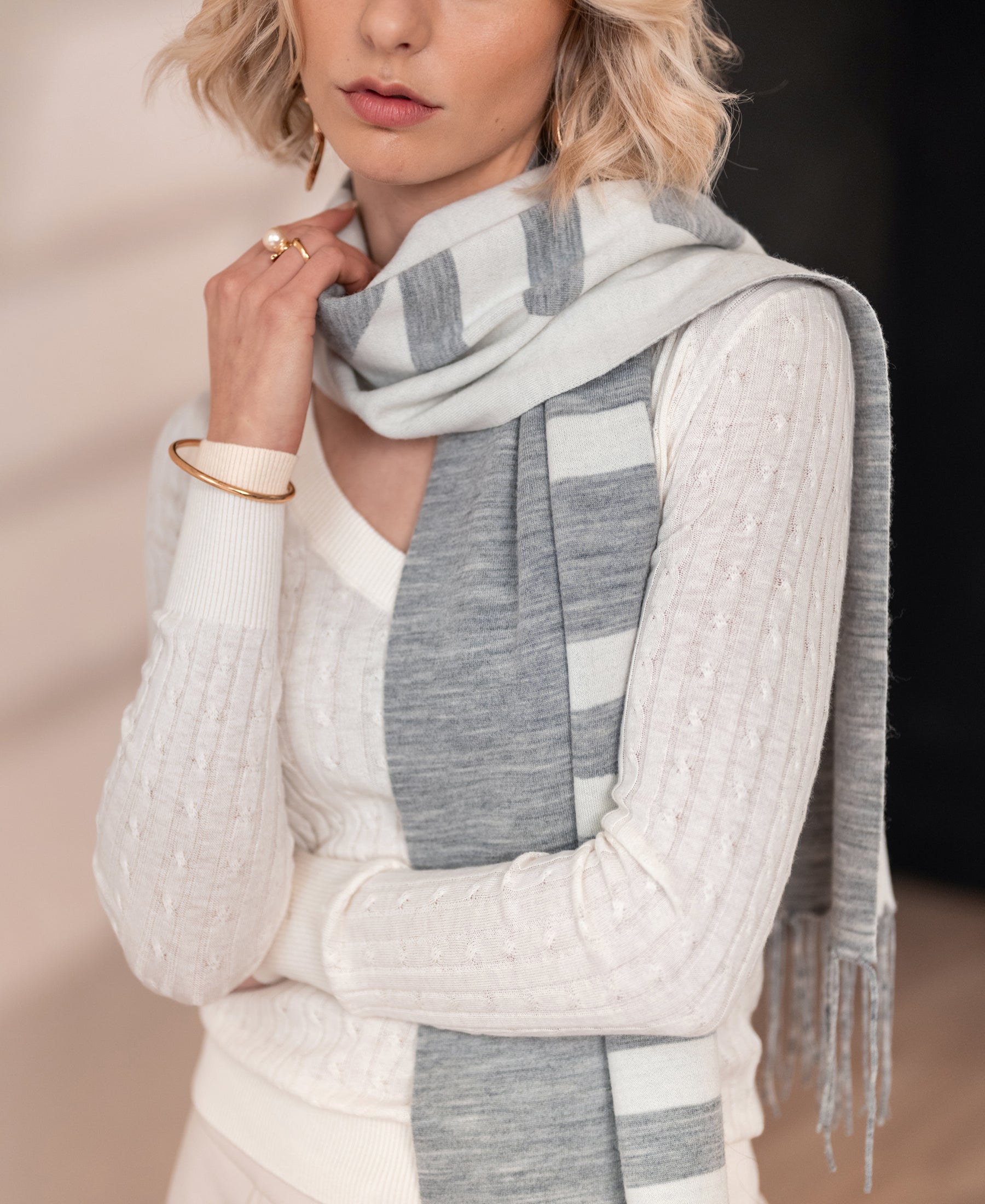 Light grey-ivory wool scarf with handknotted fringes.