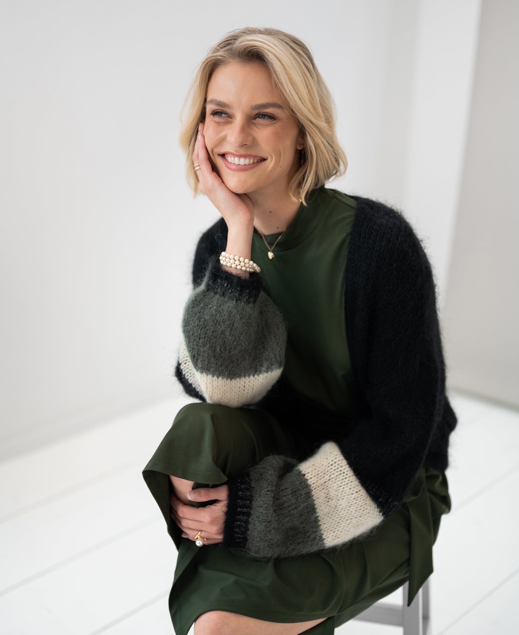 Flauschige Strickjacke LA BONBON Schwarz mit Streifen