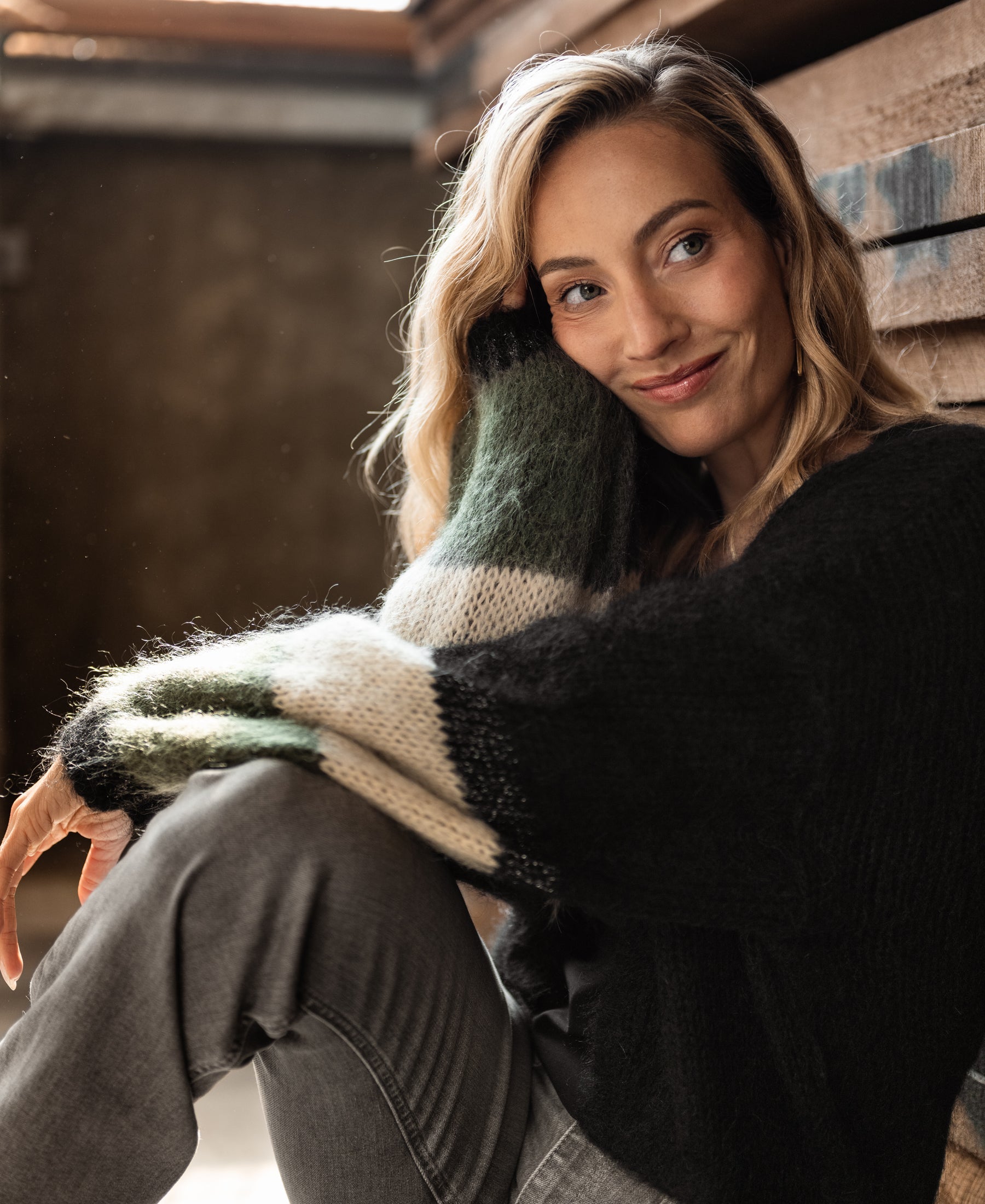 Flauschige Strickjacke LA BONBON Schwarz mit Streifen