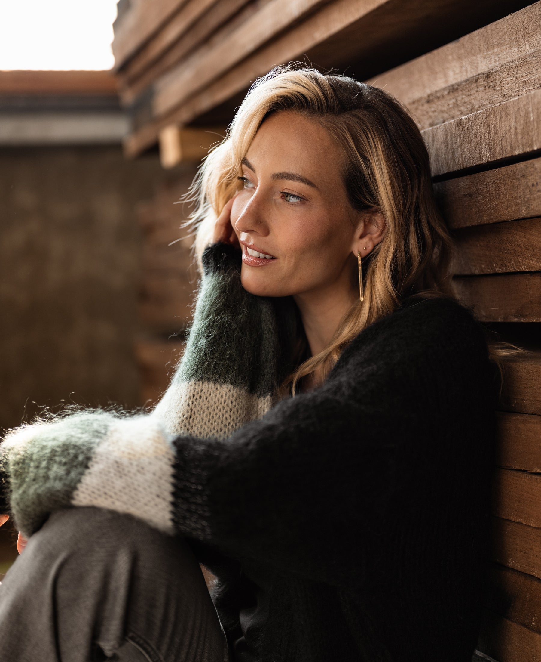 Flauschige Strickjacke LA BONBON Schwarz mit Streifen