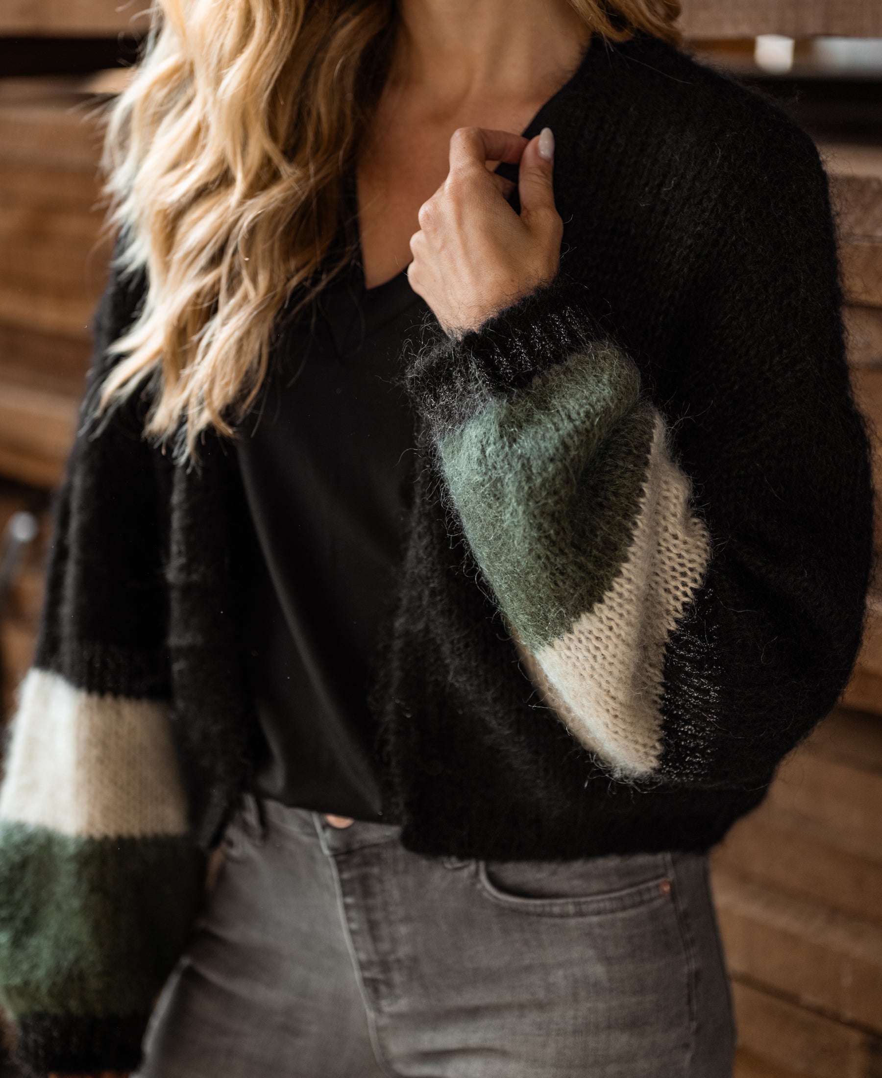 Flauschige Strickjacke LA BONBON Schwarz mit Streifen