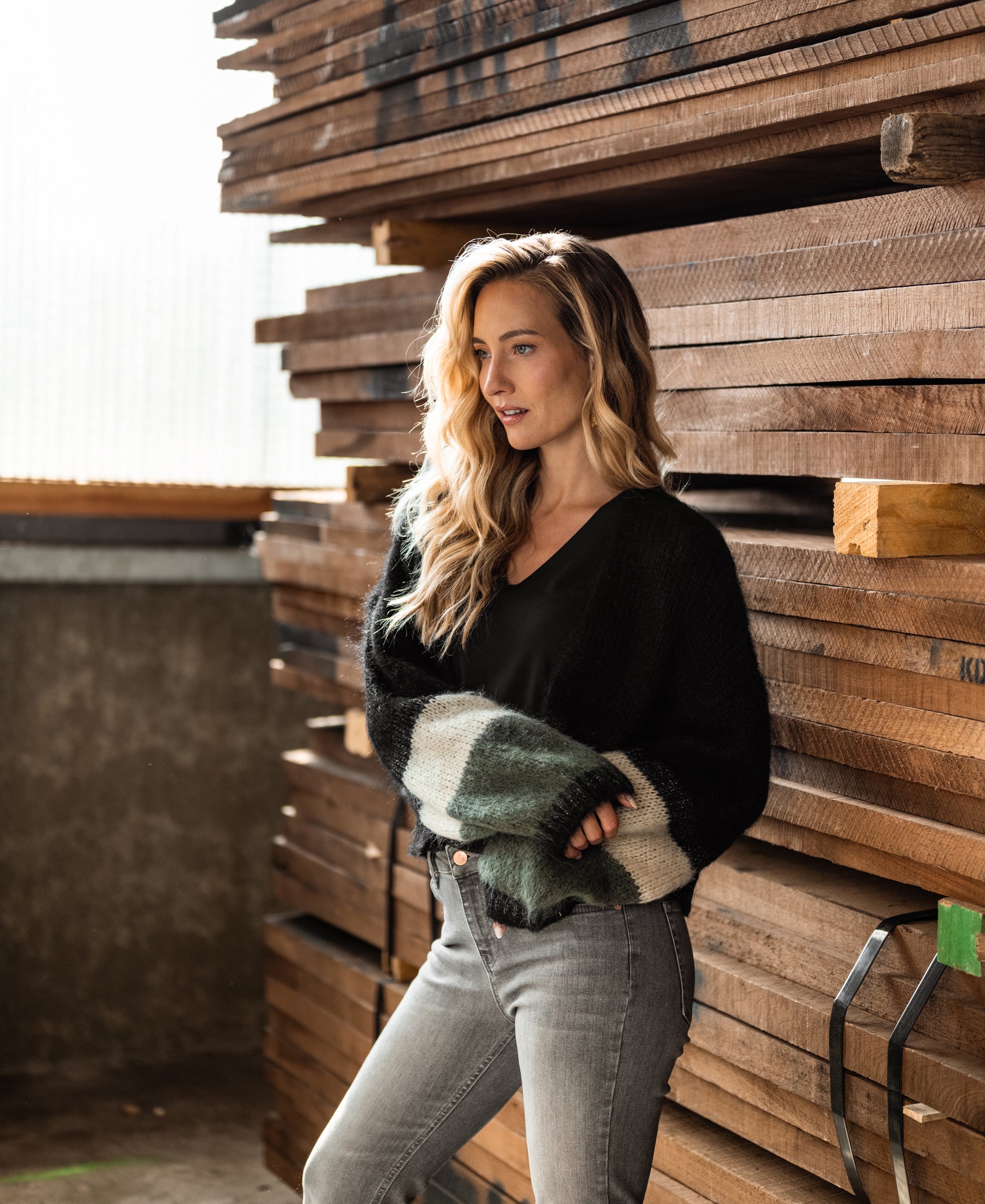 Flauschige Strickjacke LA BONBON Schwarz mit Streifen