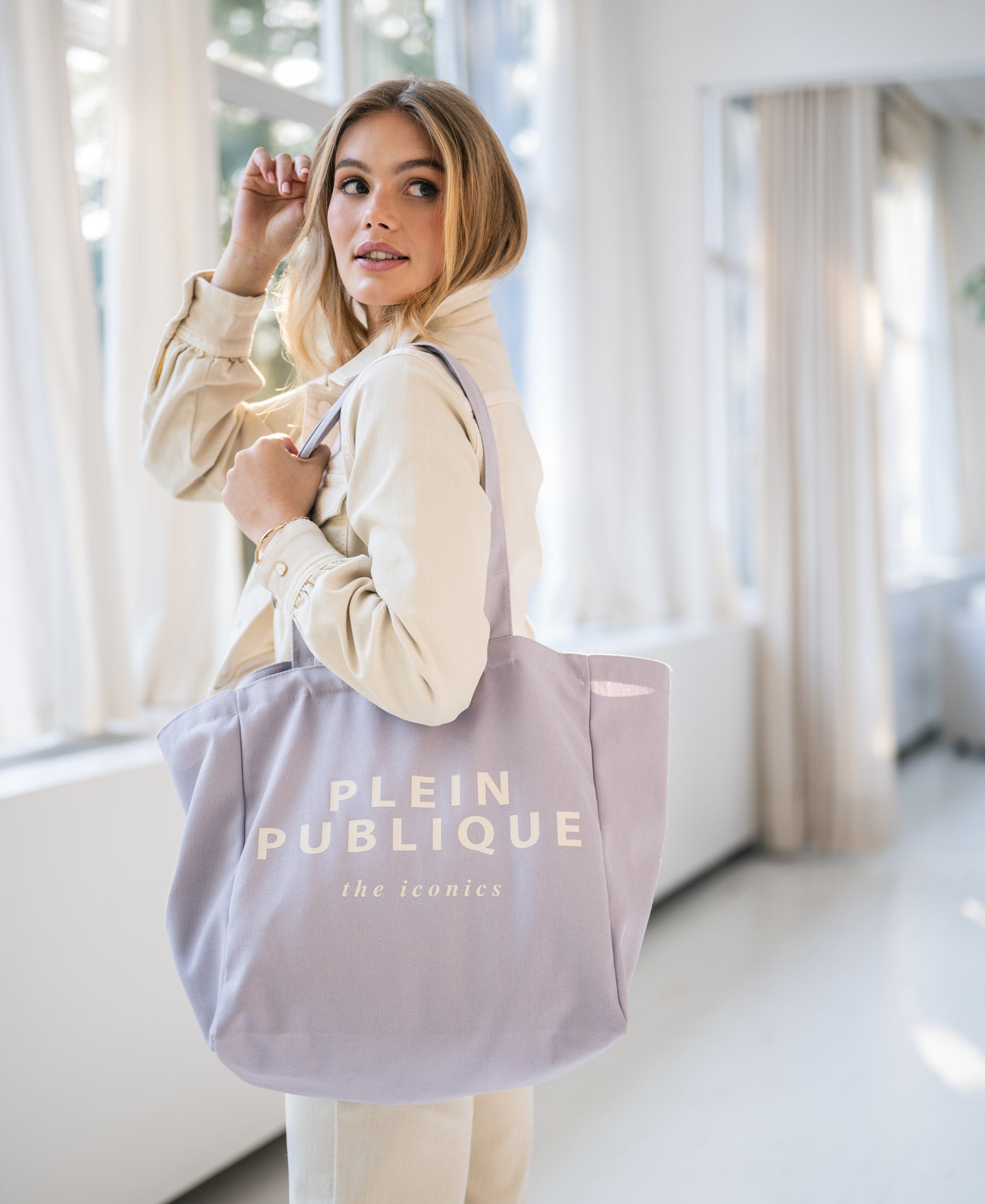 PLEIN PUBLIQUE canvas tote bag in lilac, shown in a bright room.