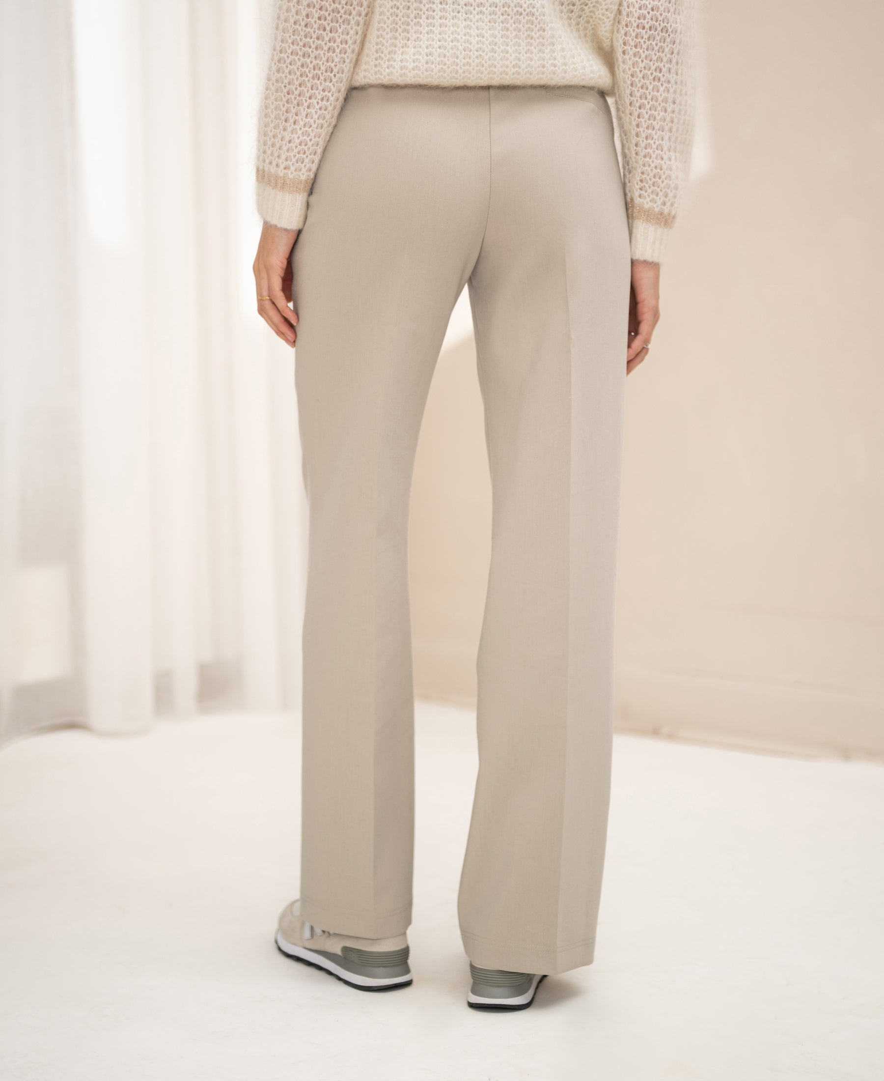 Person wearing Plein Publique wide-leg pants LE CENTRE Kitt in a bright room.