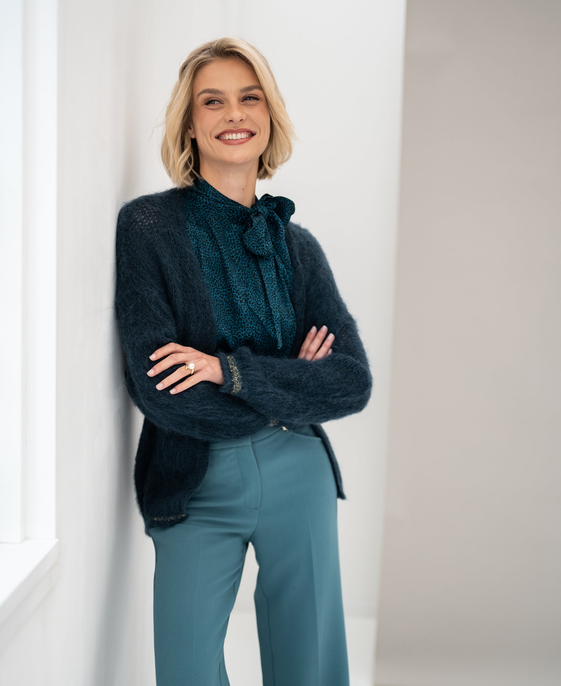 Flauschige Strickjacke LA CHERIE Dark Mist Green