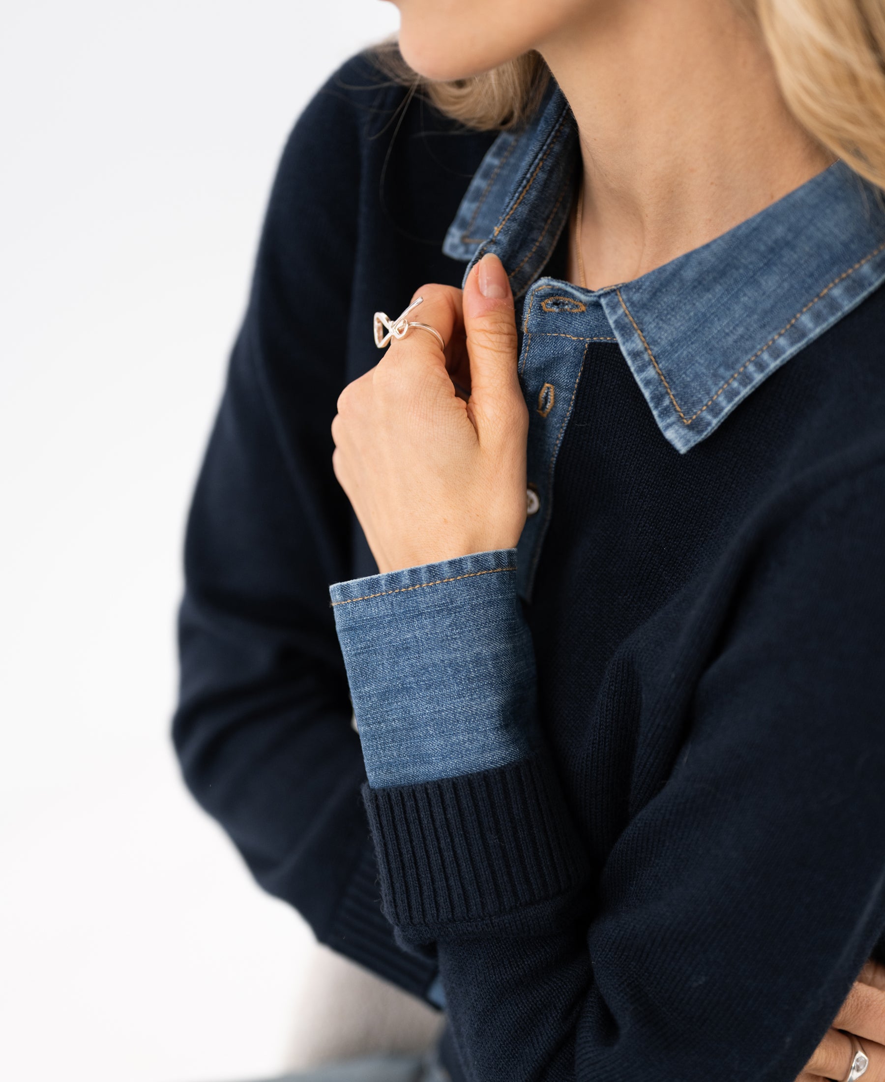 Woman wearing dark blue PLEIN PUBLIQUE LA COLLEGE sweater-blouse.