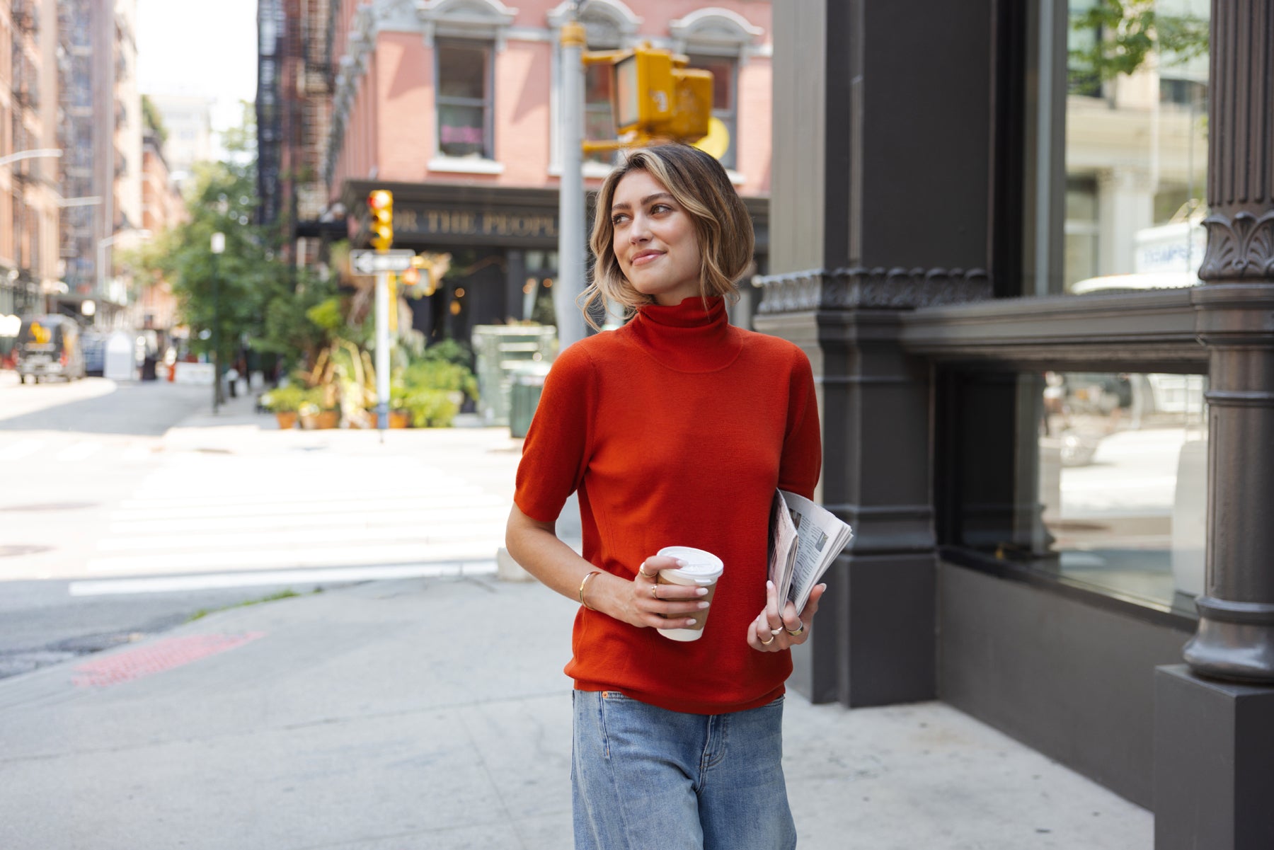 Woman wearing short sleeve turtleneck LE FRANCOIS Chili by PLEIN PUBLIQUE.