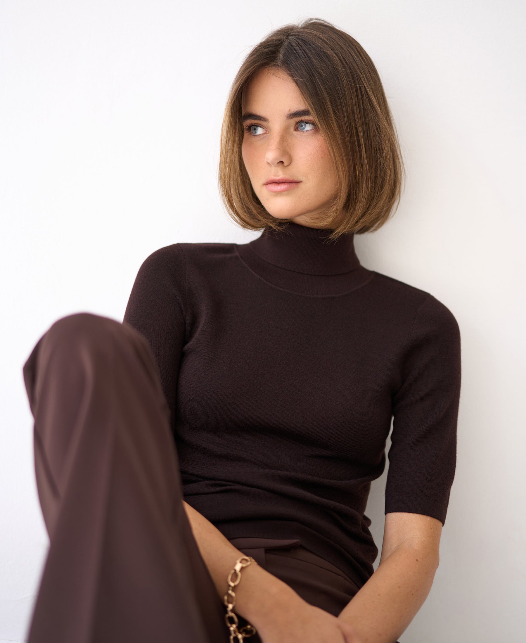 Woman wears LE FRANCOIS Pure Choco short-sleeve turtleneck.