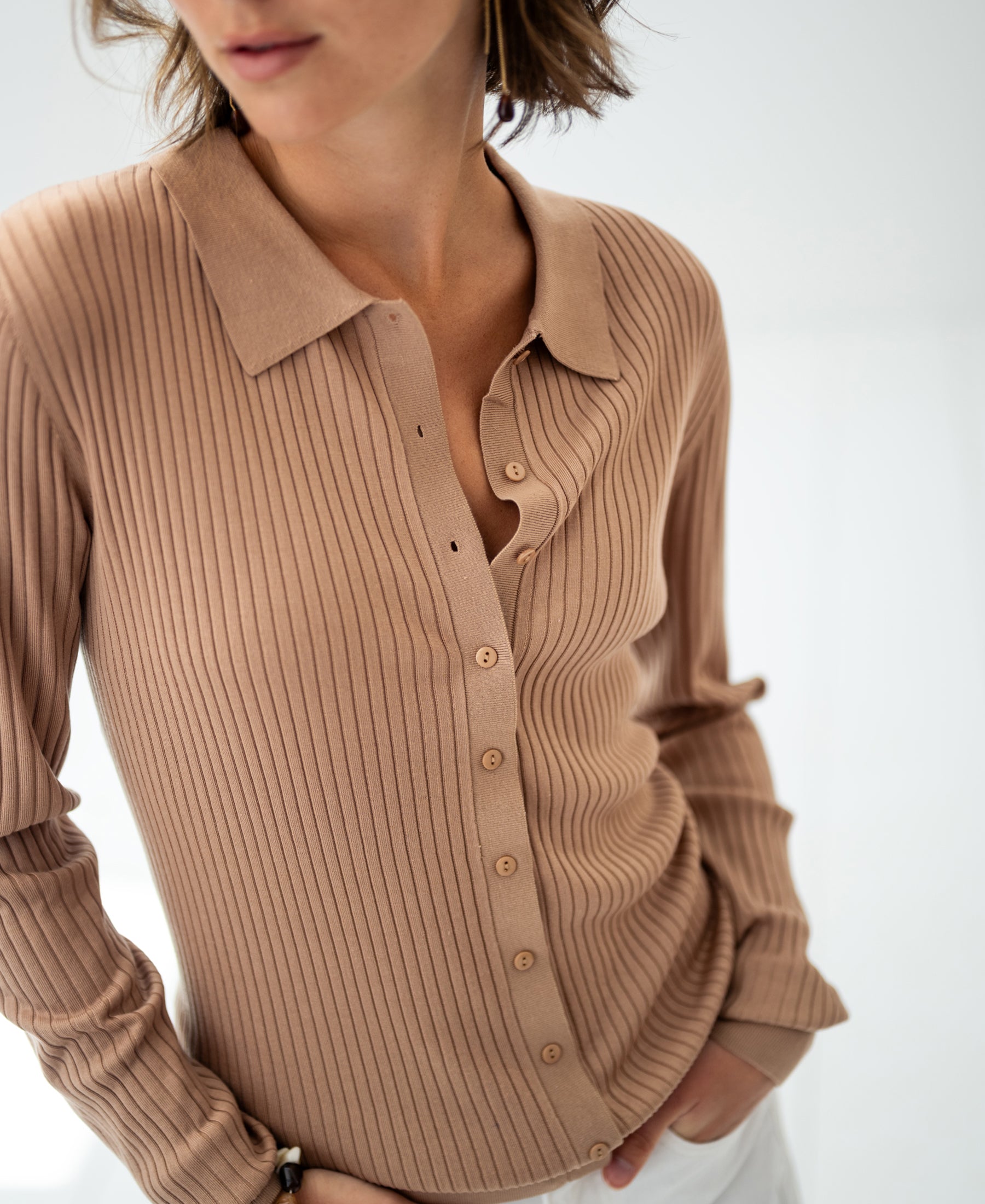The Tencel-silk cardigan LA JOSH Sand by PLEIN PUBLIQUE.