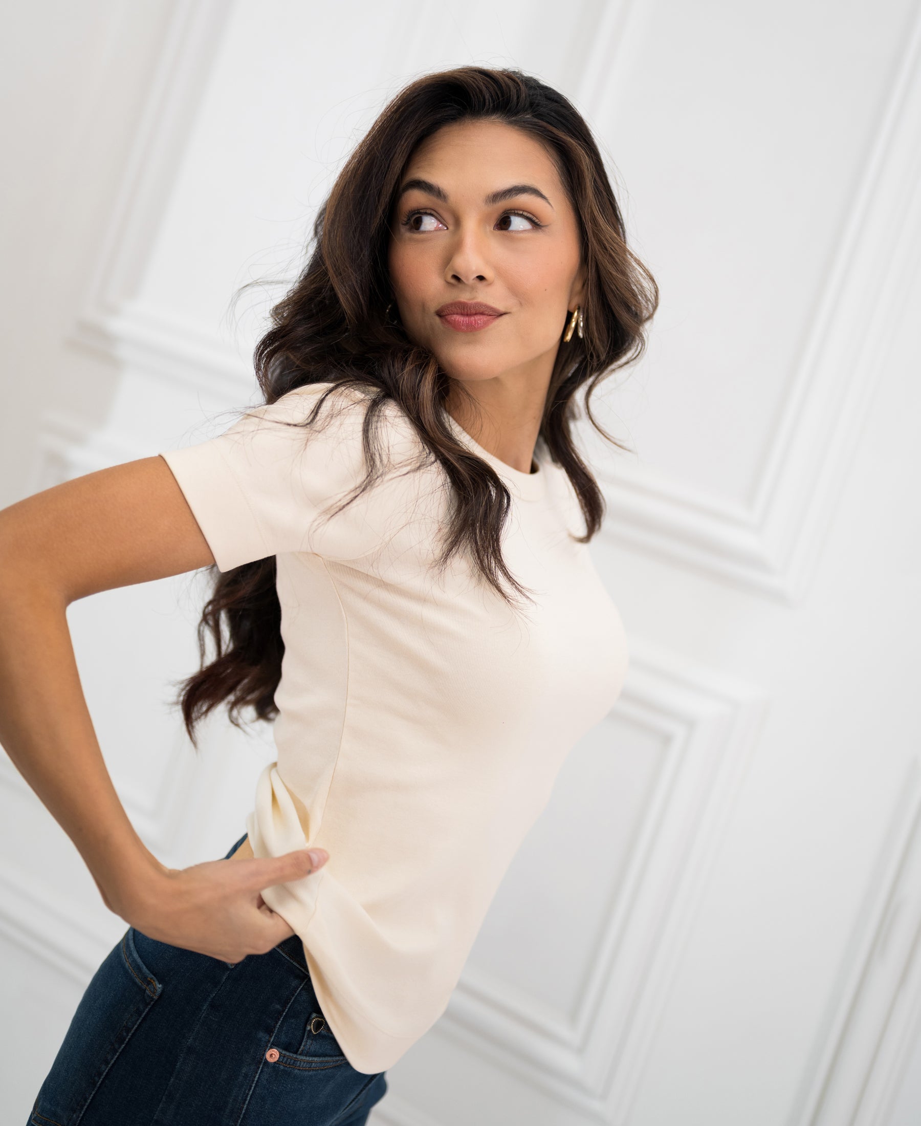 Woman wearing the Luxe & soft LA MASSY Butter T-shirt by PLEIN PUBLIQUE, highlighting the essential style of the T-shirt.