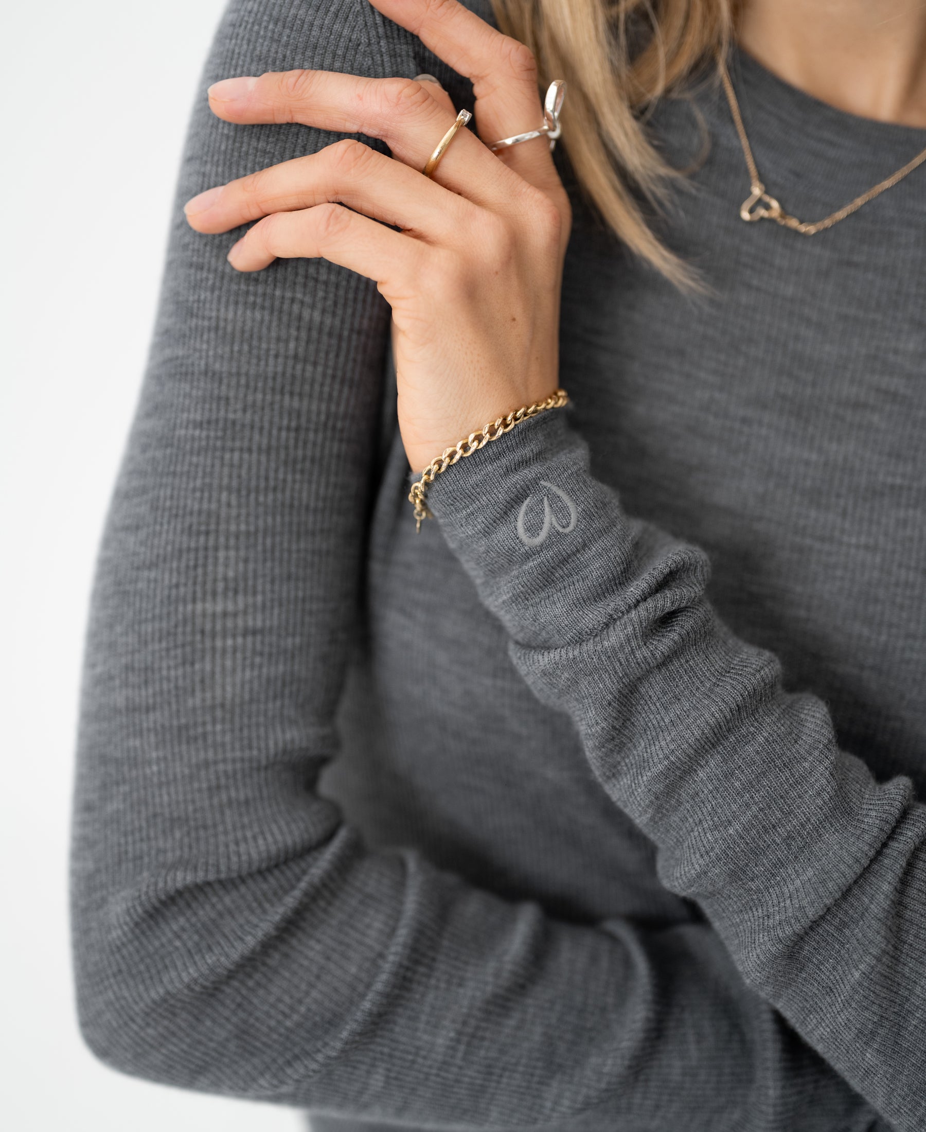 Woman wearing a grey Plein Publique Merino wool shirt, LA MEGEVE style.