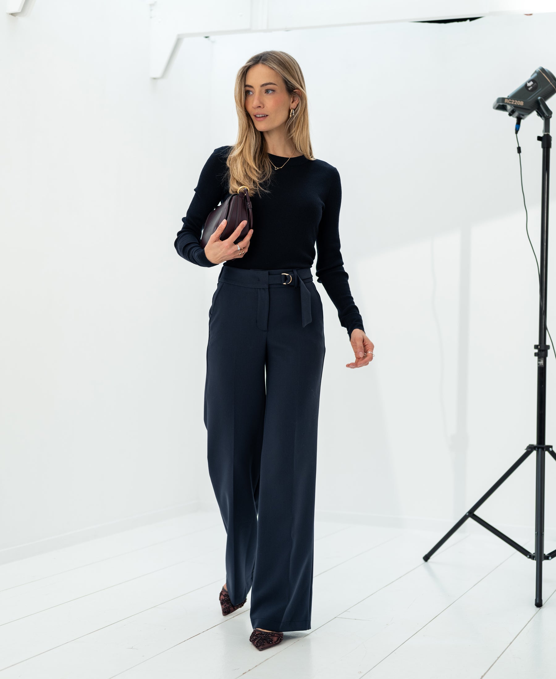 Woman wearing Luxe merino wool shirt LA MEGEVE in dark blue by PLEIN PUBLIQUE in studio lighting.