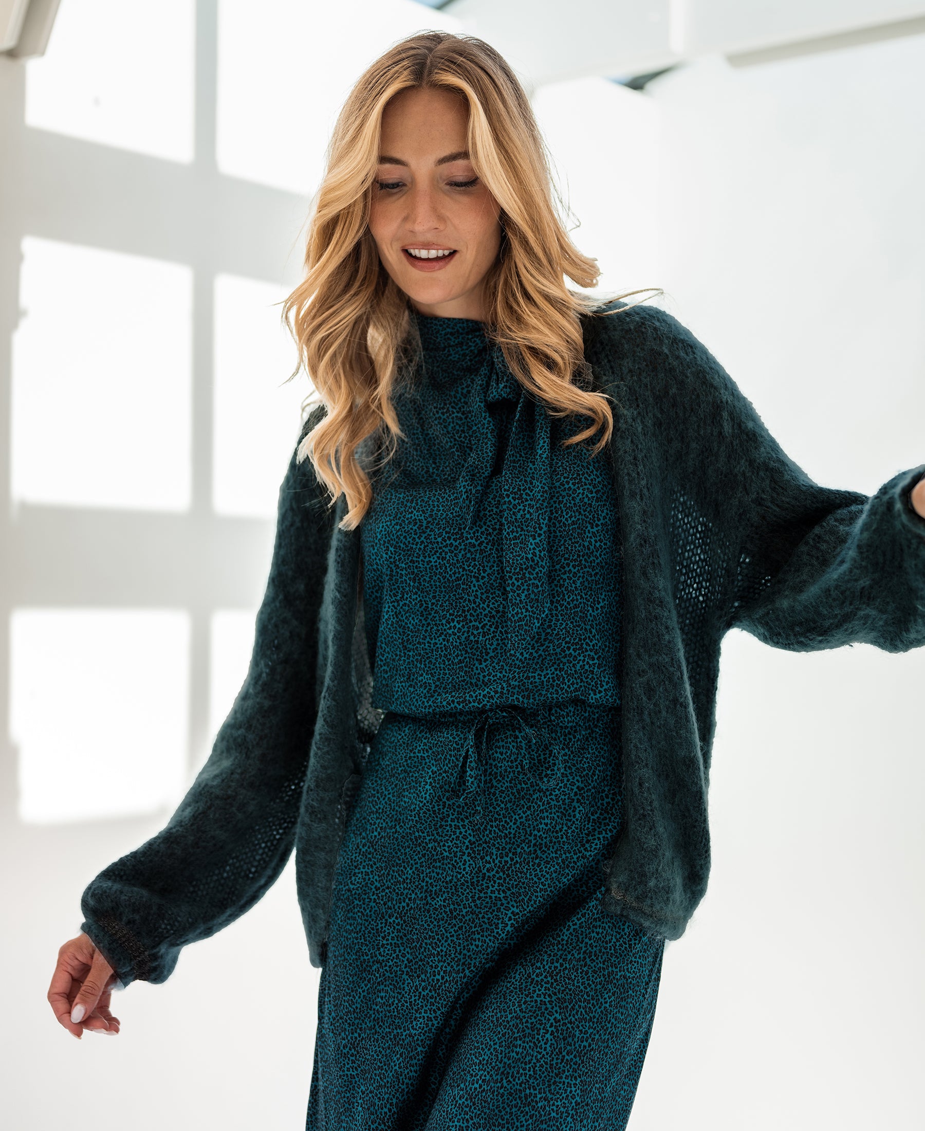 Flauschige Strickjacke LA CHERIE Dark Mist Green