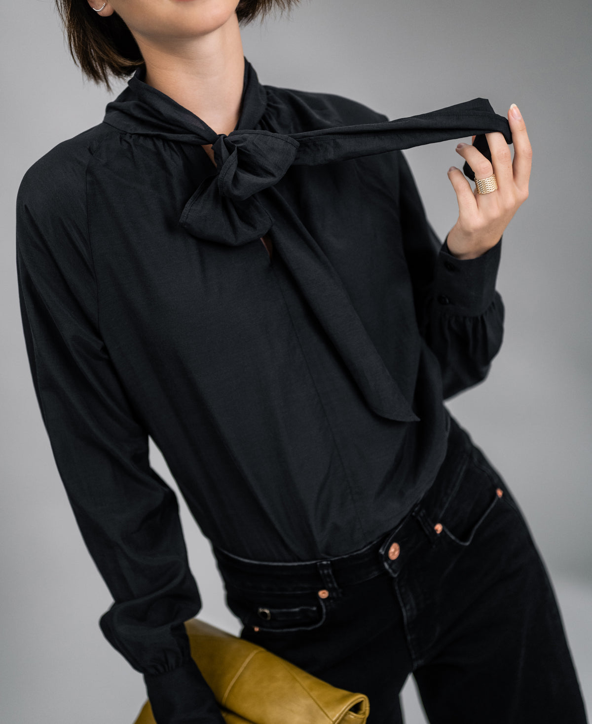 Voile-Bluse mit Schleifendetail LA SATINEE Schwarz