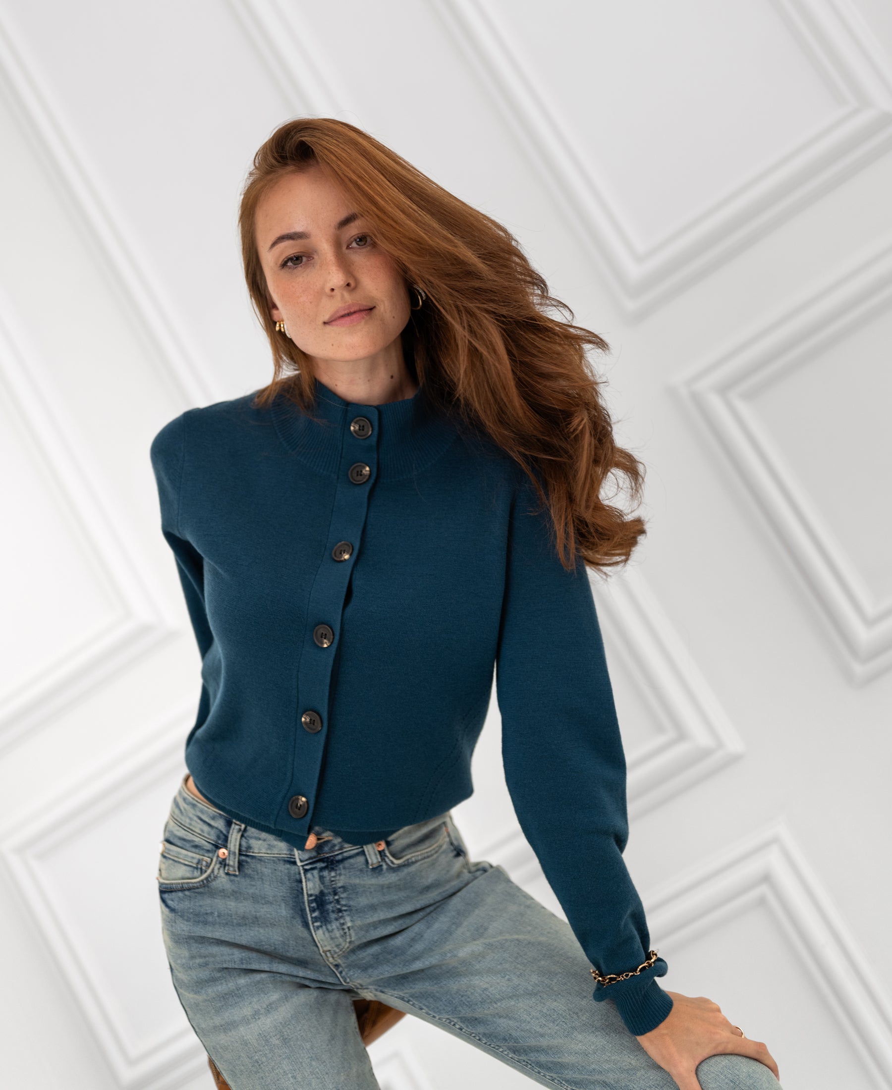 Merino-Strickjacke mit Rollkragen von LES SEIZE in der Farbe „Deep Sea“