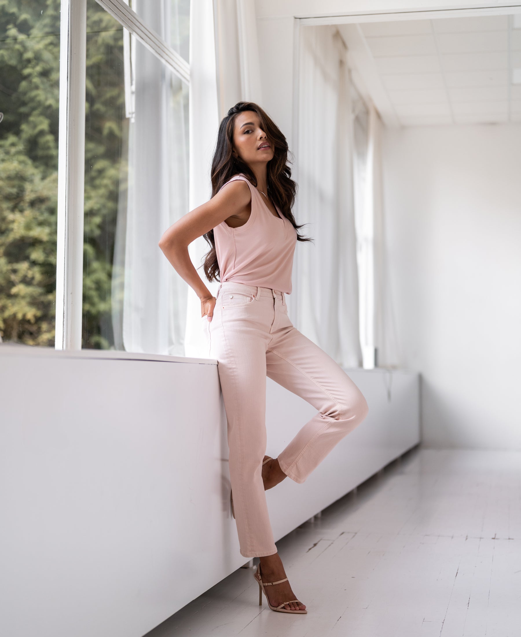 Jersey tanktop met v-hals in en jeansbroek in roze