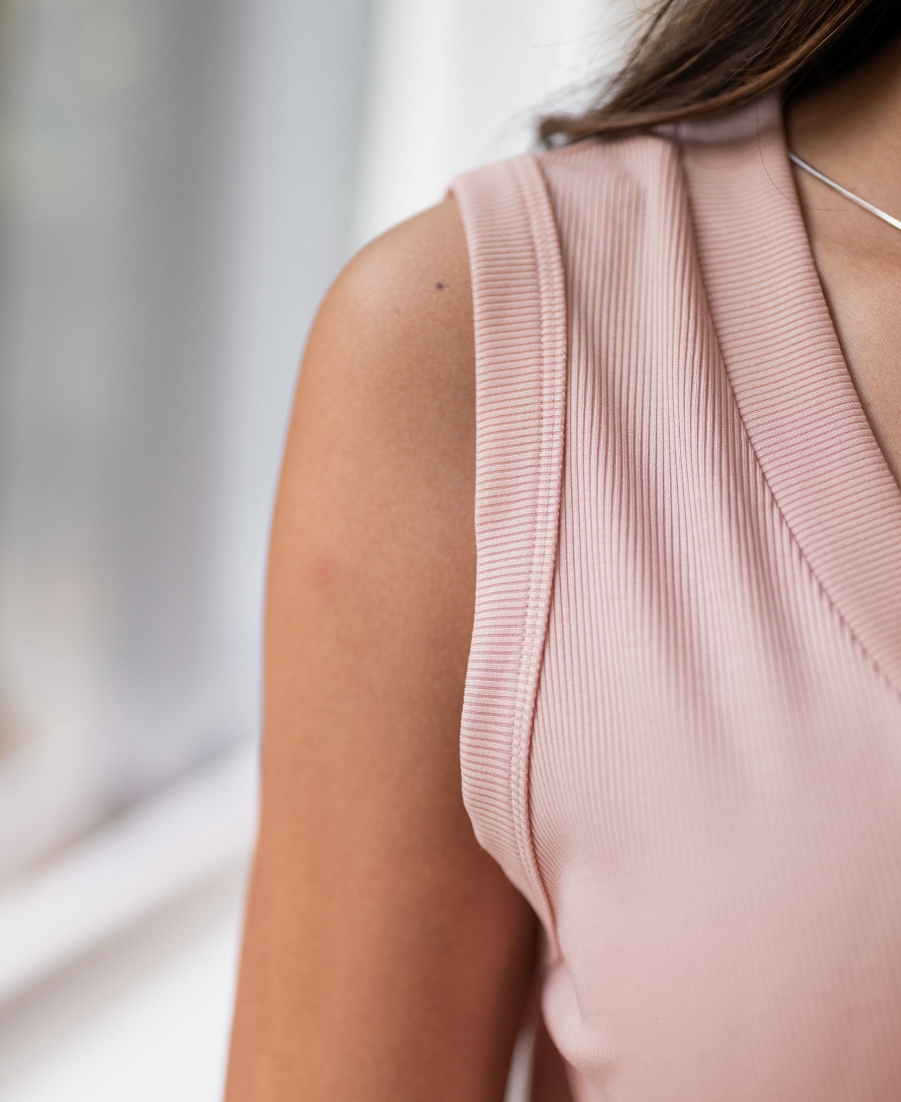 Jersey tanktop met v-hals in roze  detail