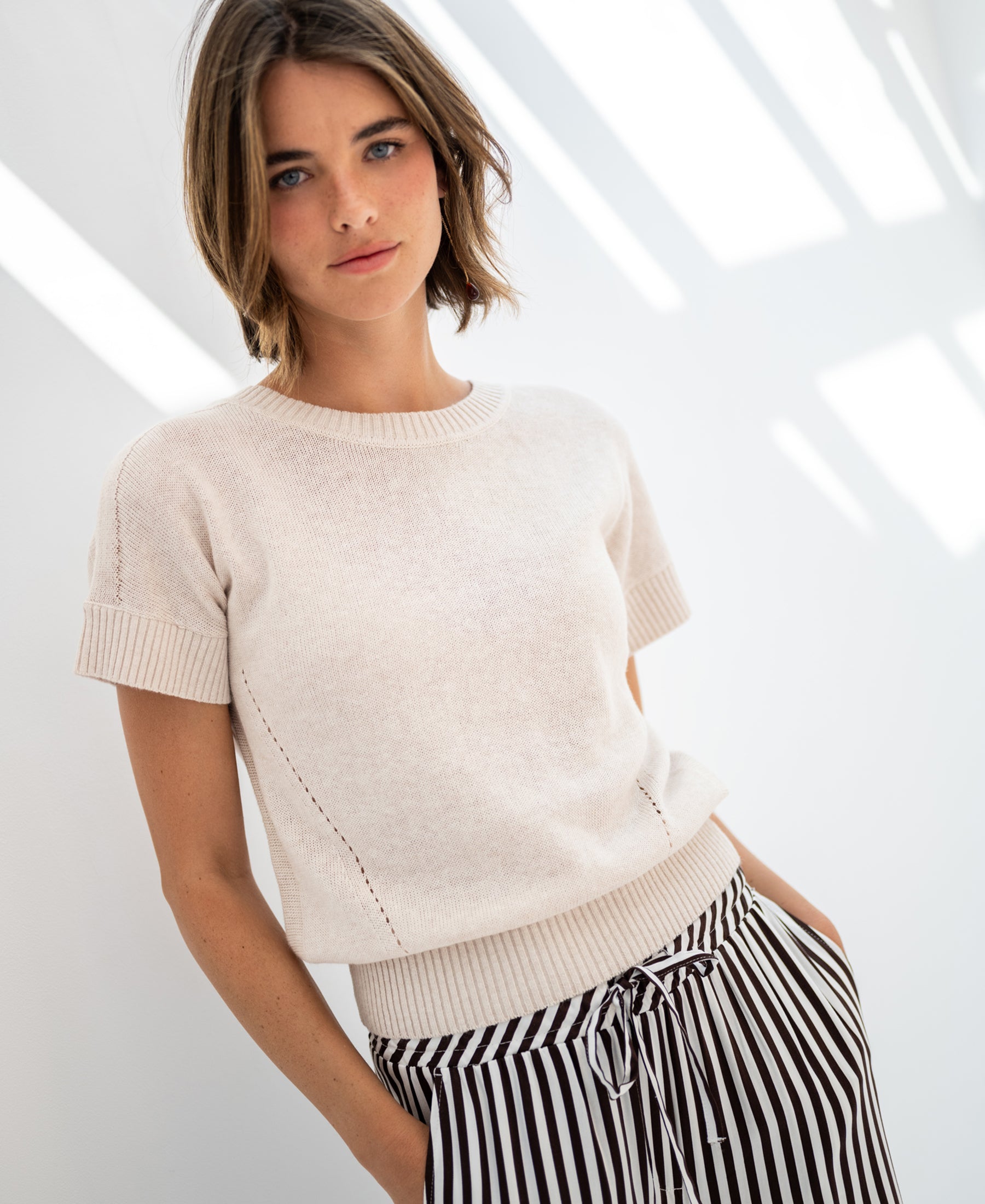 Woman wearing linen summer sweater LE SOLEIL in light sand.