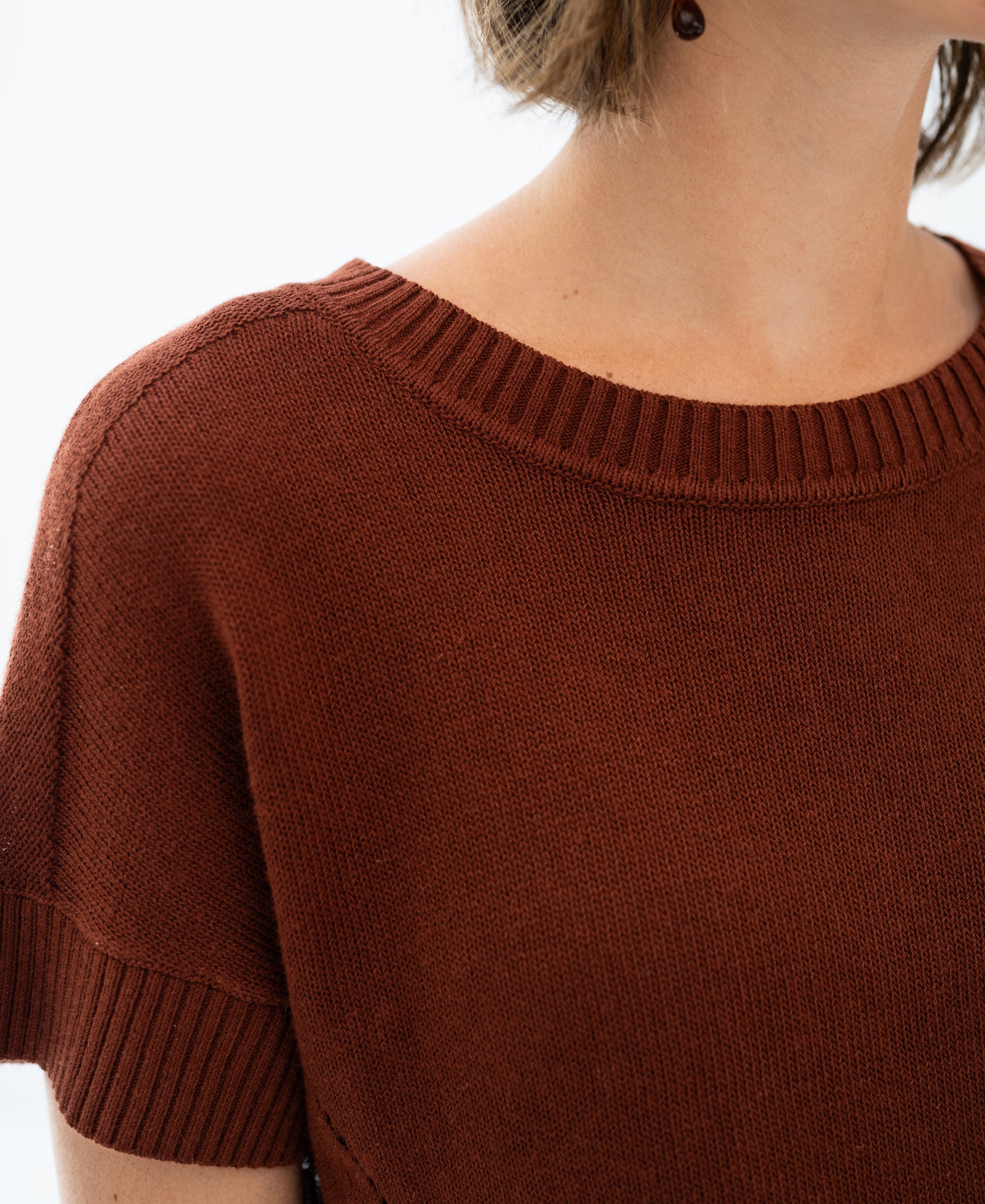 Close-up of the LE SOLEIL Sierra summer sweater with linen, relaxed fit, against a white background.