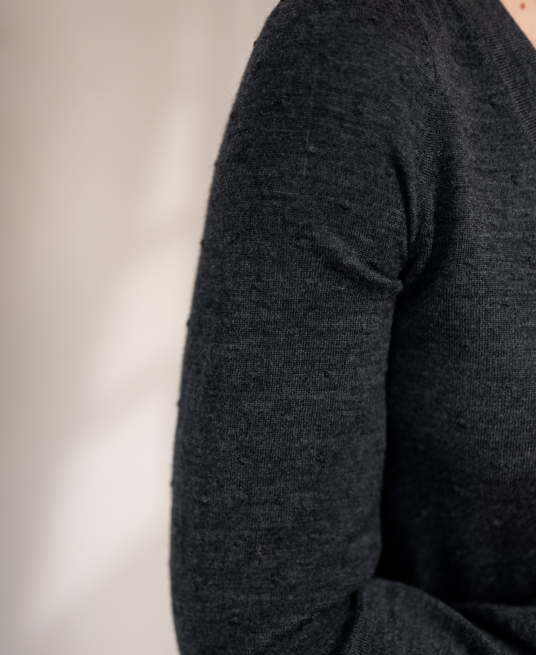 Merino V-hals trui LA VICTORIA Antraciet