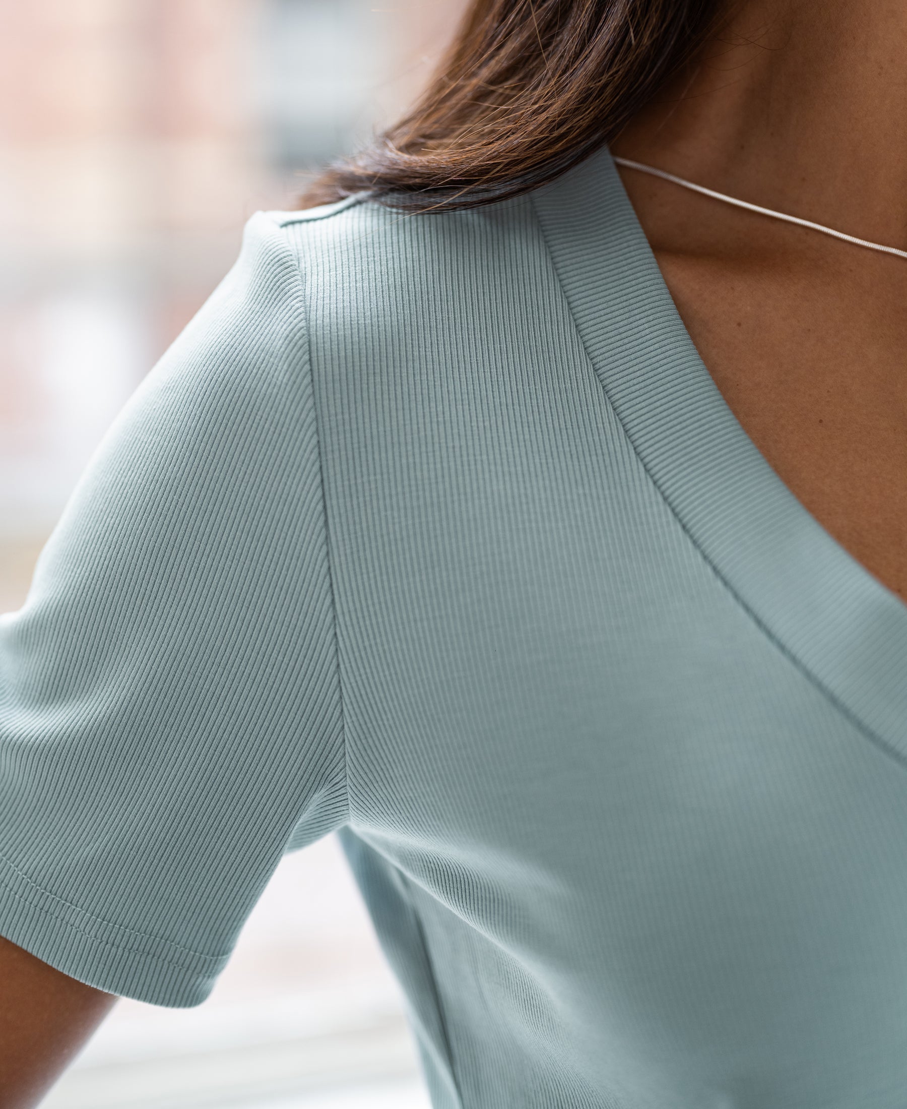 Lichtblauw V-hals T-shirt detail