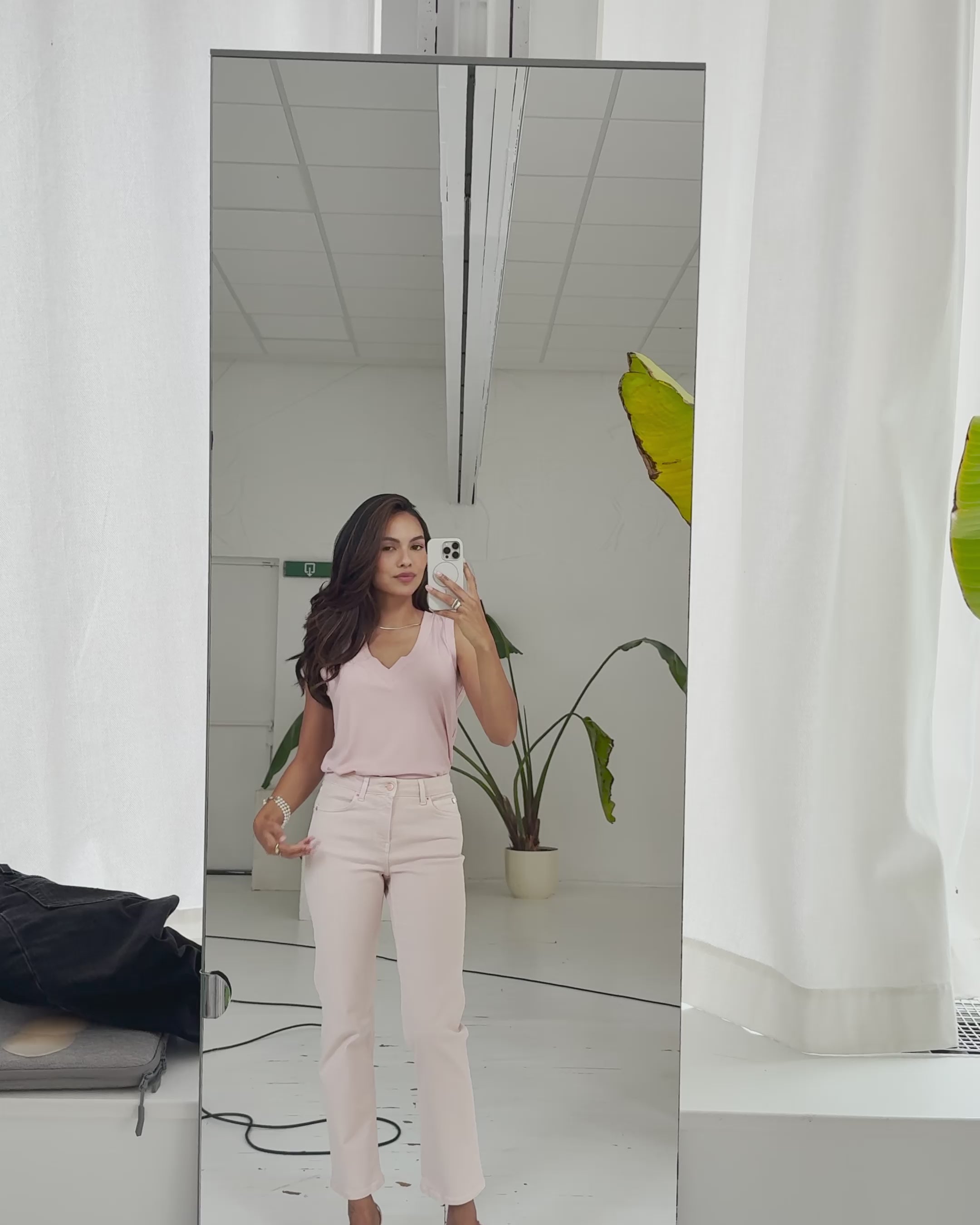 Jersey tanktop met v-hals in en jeansbroek in roze