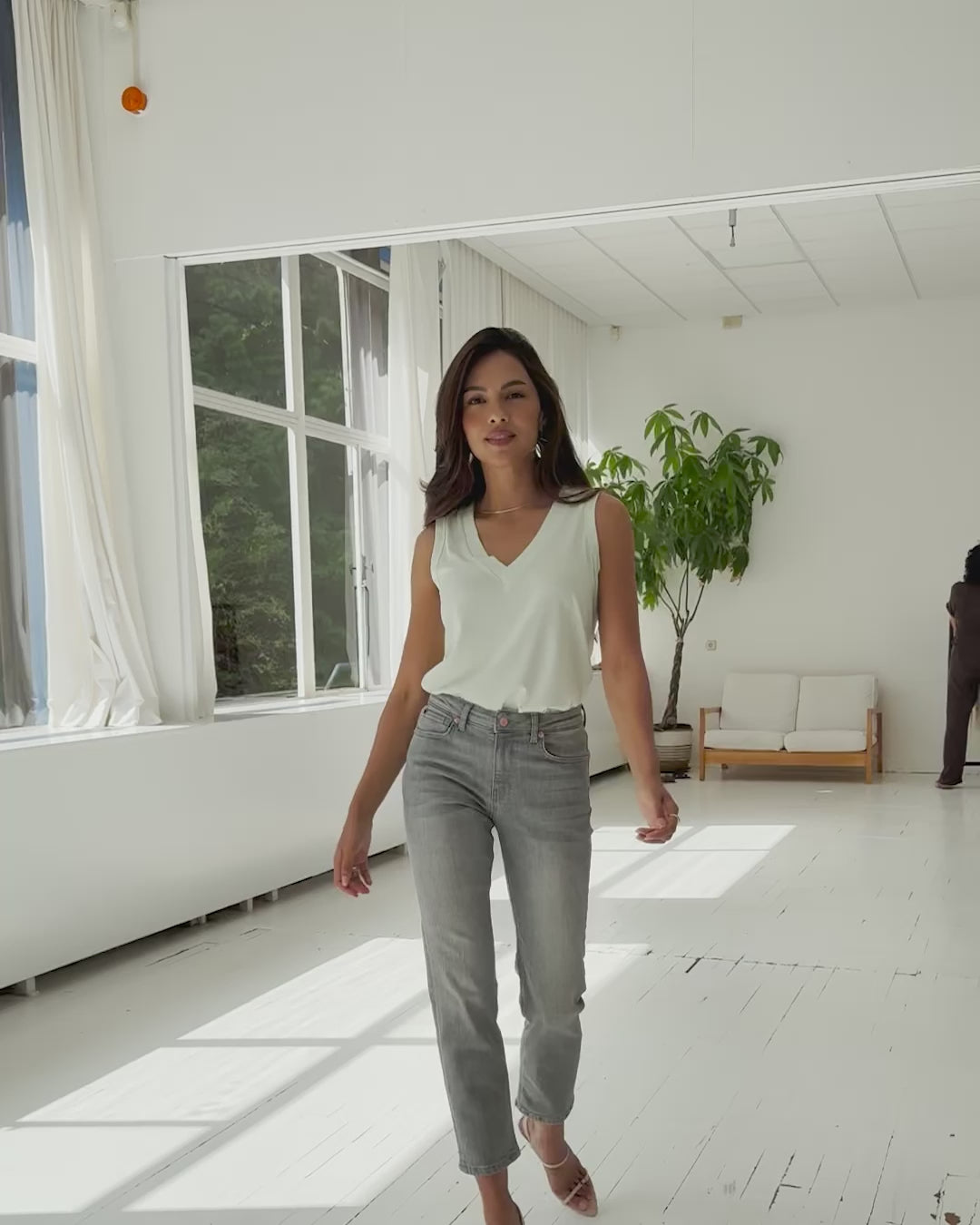 Basic jersey lyocell tanktop in lichtgroen met grijze jeans