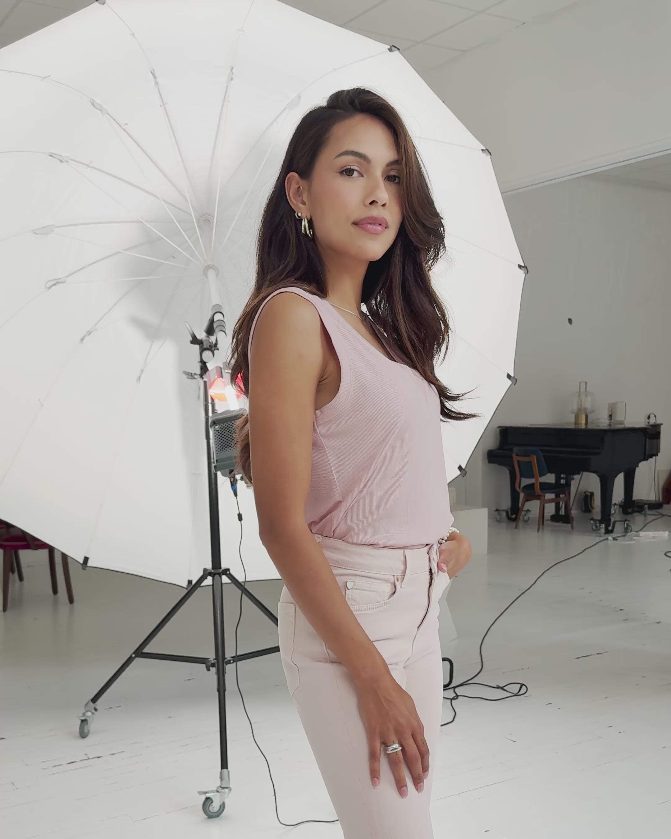 Jersey tanktop met v-hals in en jeansbroek in roze