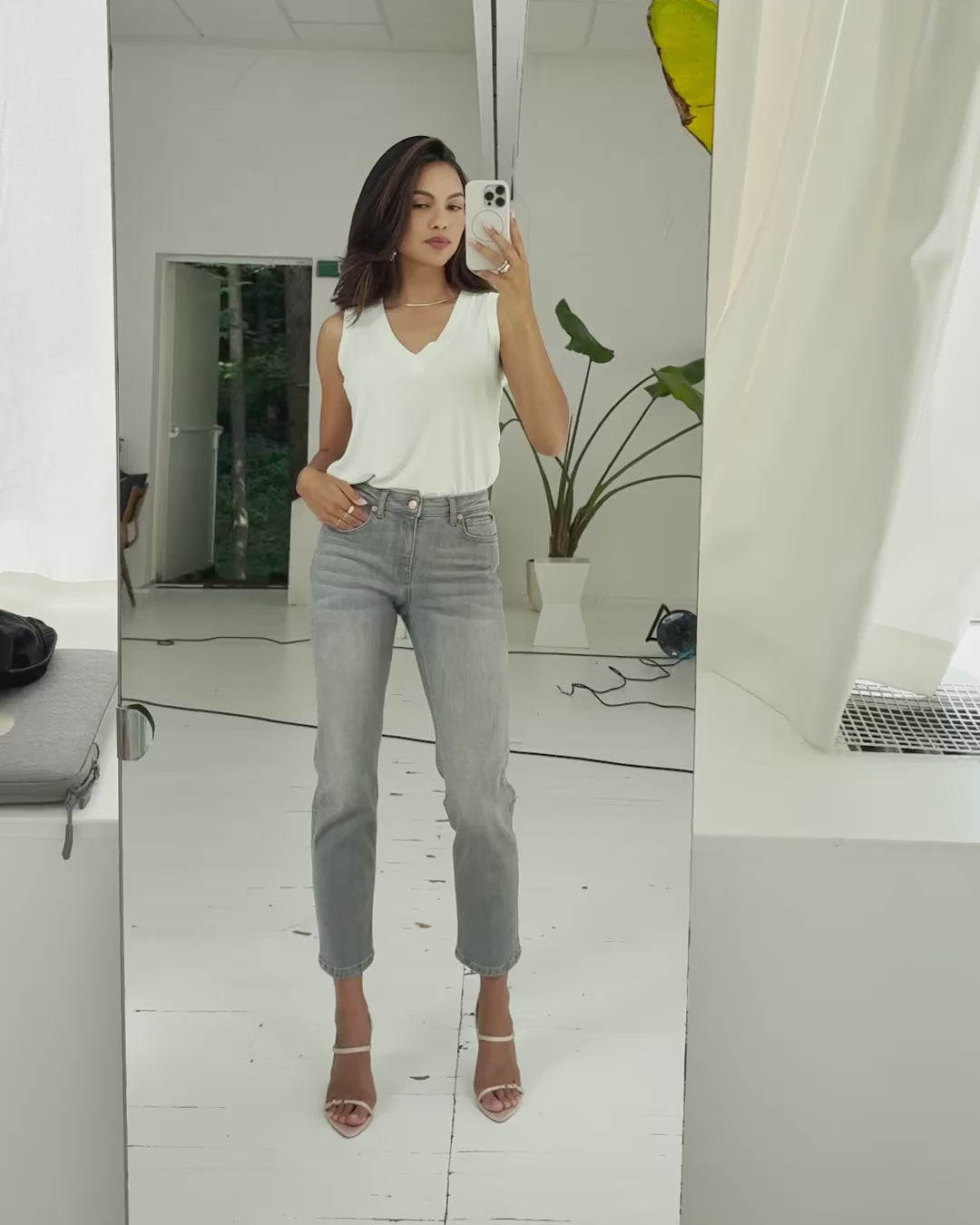 Basic jersey lyocell tanktop in lichtgroen met grijze jeans