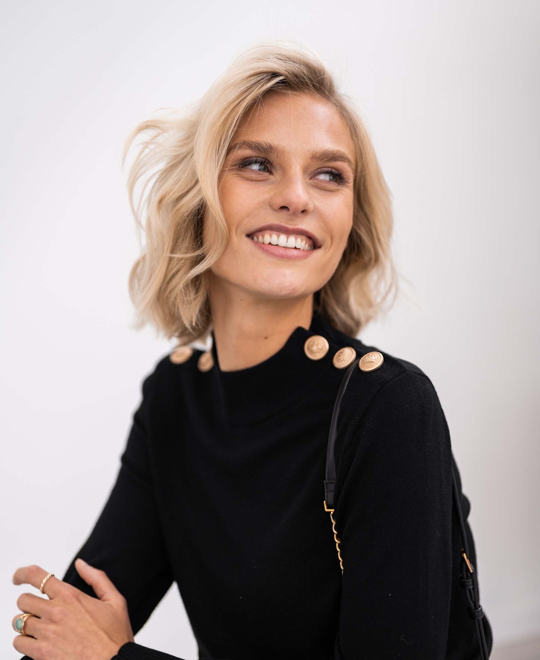 Black-gold merino wool sweater, LA CLIQUE by PLEIN PUBLIQUE, shown from the side.