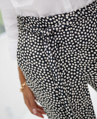 Charcoal-ivory polka dot pants with tie belt, PLEIN PUBLIQUE Stippenbroek Les Andelys.