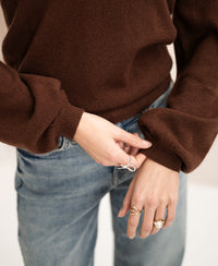 Person wearing the LA BAYONNE Merino sweater in Cacao from PLEIN PUBLIQUE, sleeves rolled up.