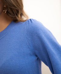Close-up of soft merino wool sweater LA BAYONNE in lavender by PLEIN PUBLIQUE, showing blue knit shoulder and sleeve.