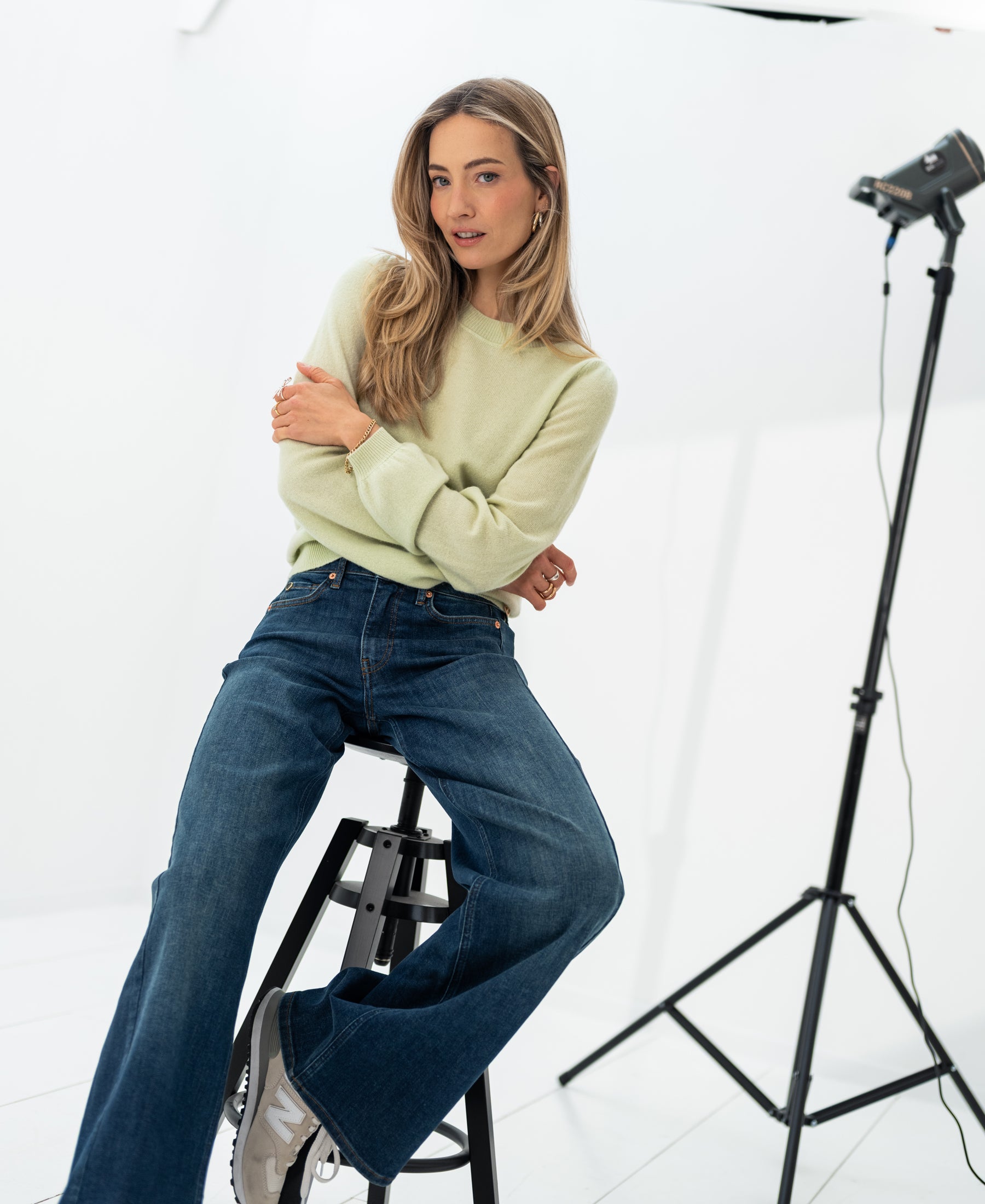 Model draagt lindegroene zachte merinowollen LA BAYONNE sweater met pofmouwen.