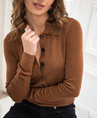 Merino wool polo LE BOBIGNY in Tobacco by PLEIN PUBLIQUE, indoor setting, model with hand by chin.