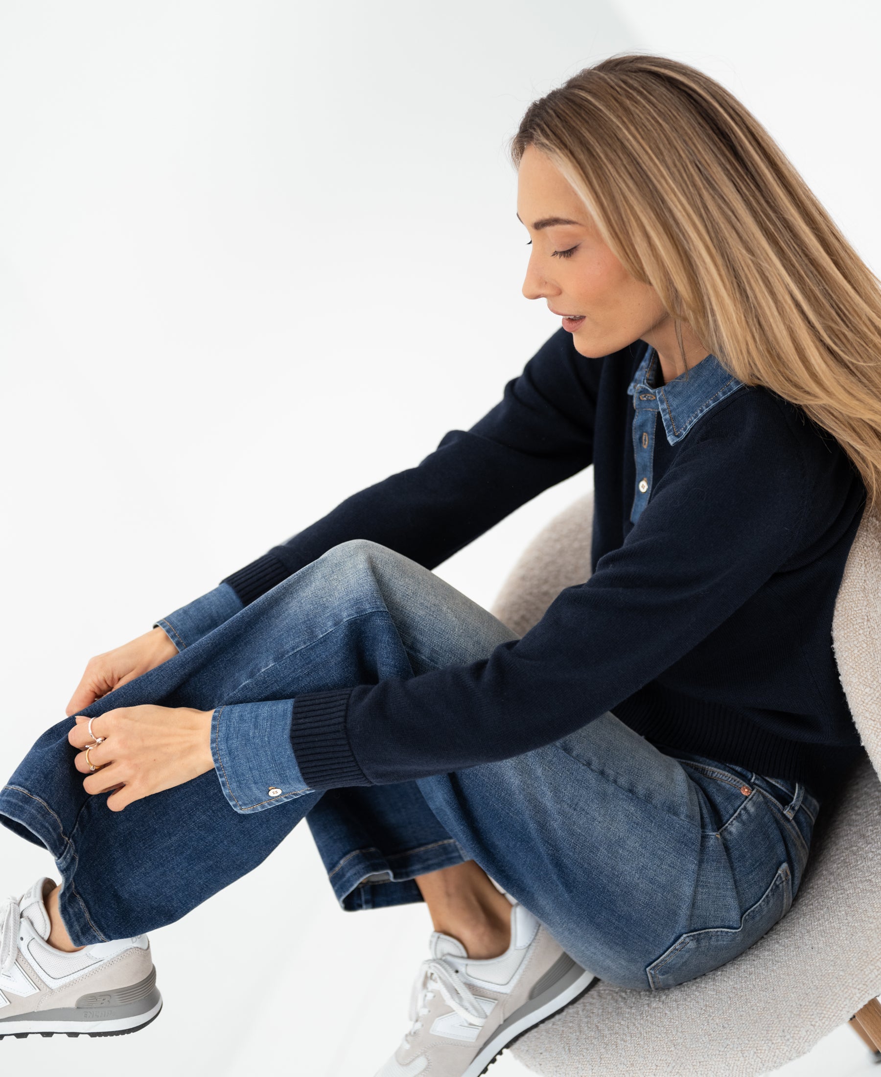 Woman wears the PLEIN PUBLIQUE LA COLLEGE dark blue sweater-blouse.