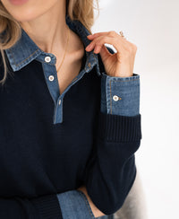 Woman wearing a dark blue PLEIN PUBLIQUE sweater-blouse LA COLLEGE.