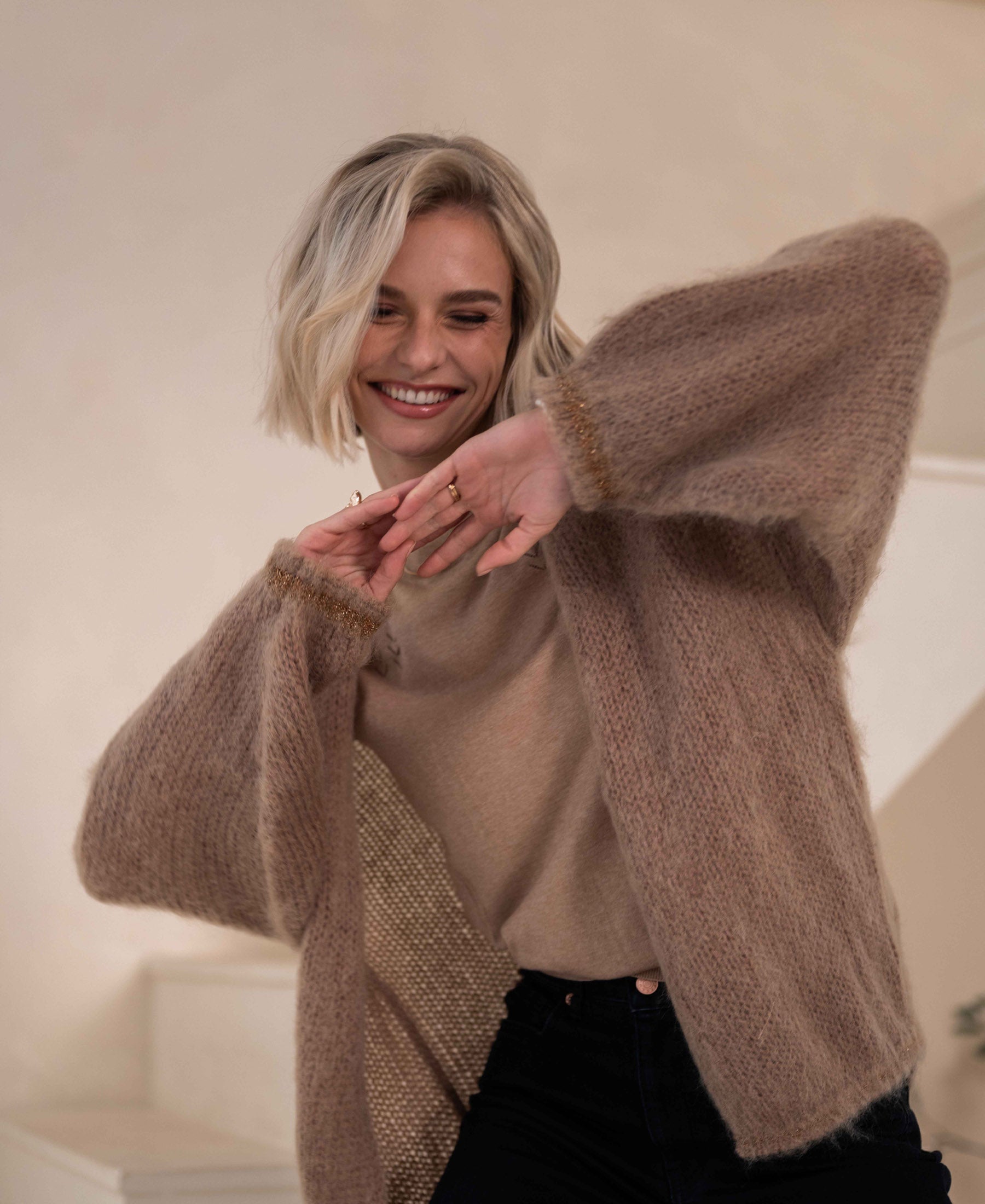 Flauschige Strickjacke LA CHERIE hellbraun