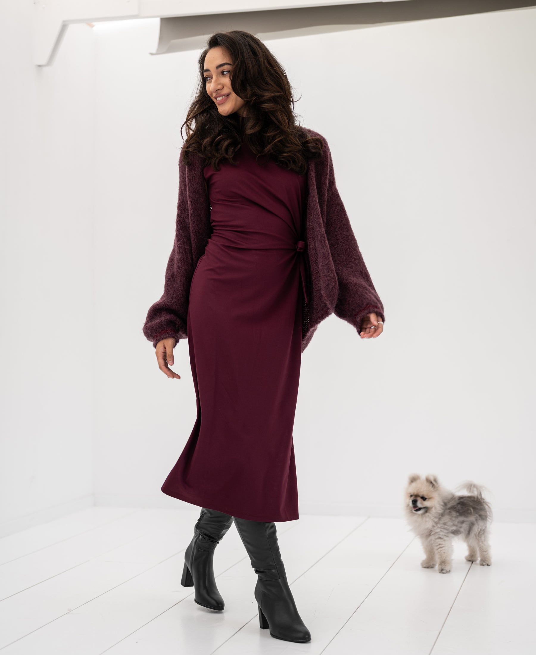 Woman wearing a fluffy Bordeaux vest called LA CHERIE by PLEIN PUBLIQUE, shown indoors.
