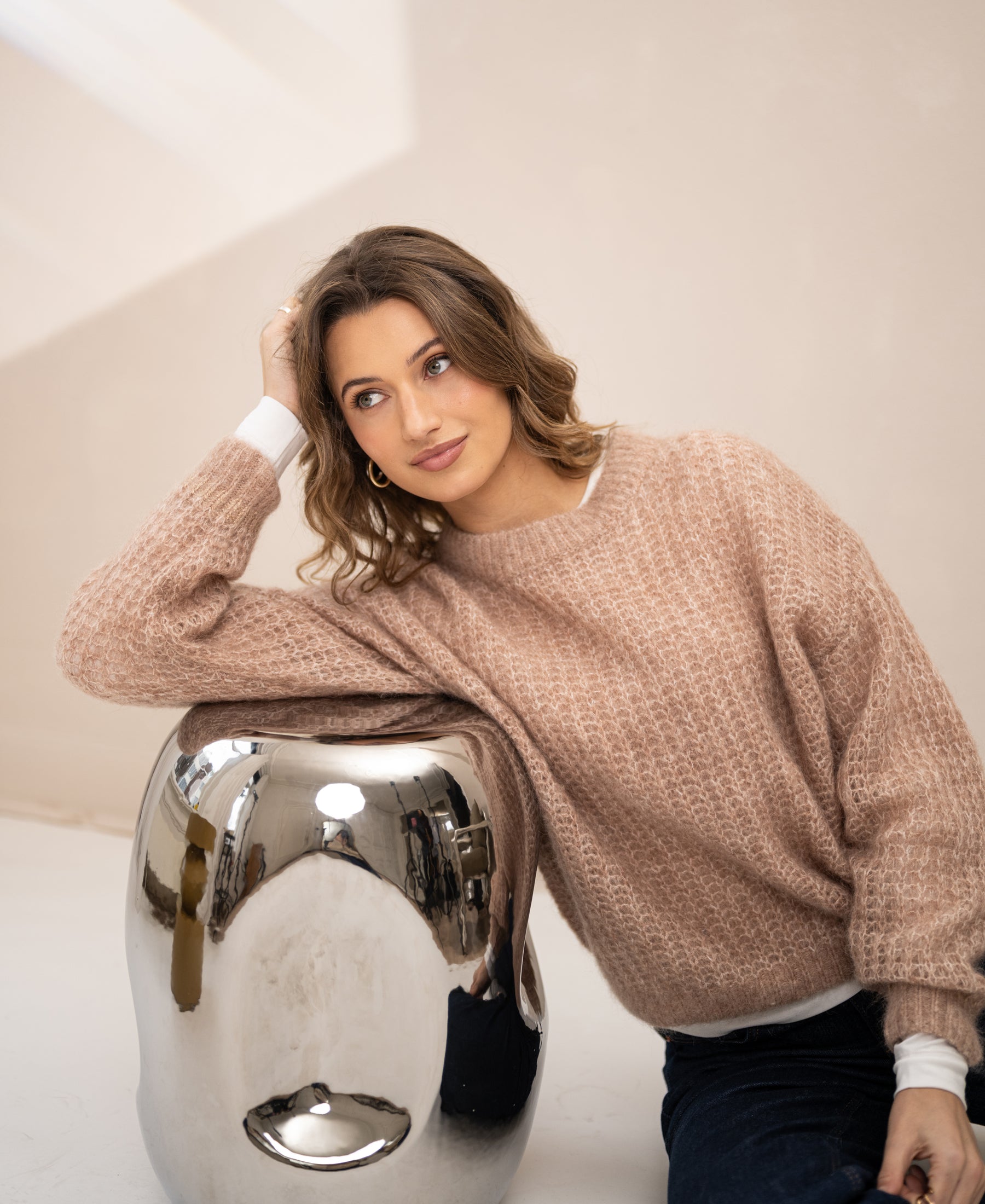 Woman wearing PLEIN PUBLIQUE mohair sweater LA DOUCE in fudge color.