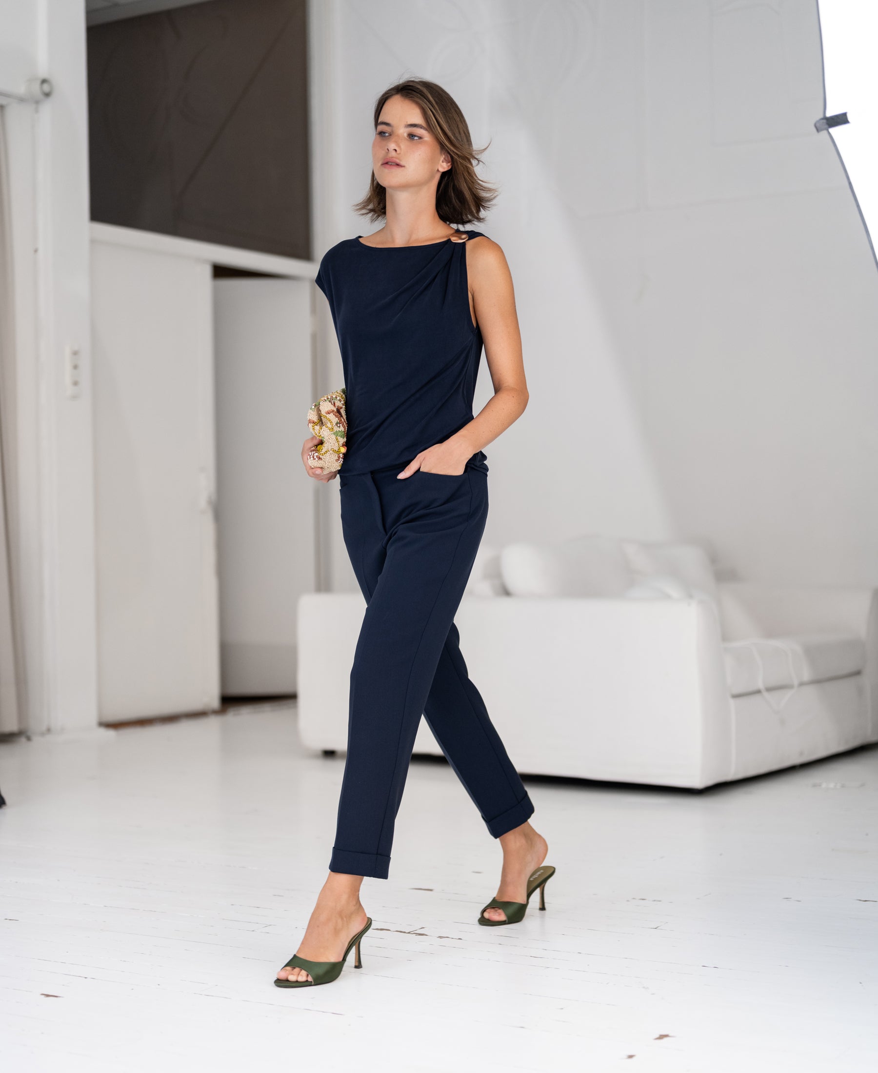 Dark blue PLEIN PUBLIQUE Faubourg cropped pants displayed in a bright room.