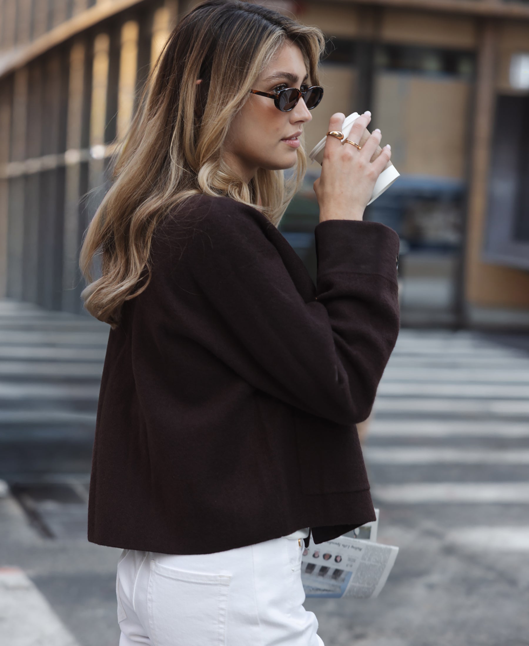 Woman wears the PLEIN PUBLIQUE wool jacket LA FAYE in Pure Choco.