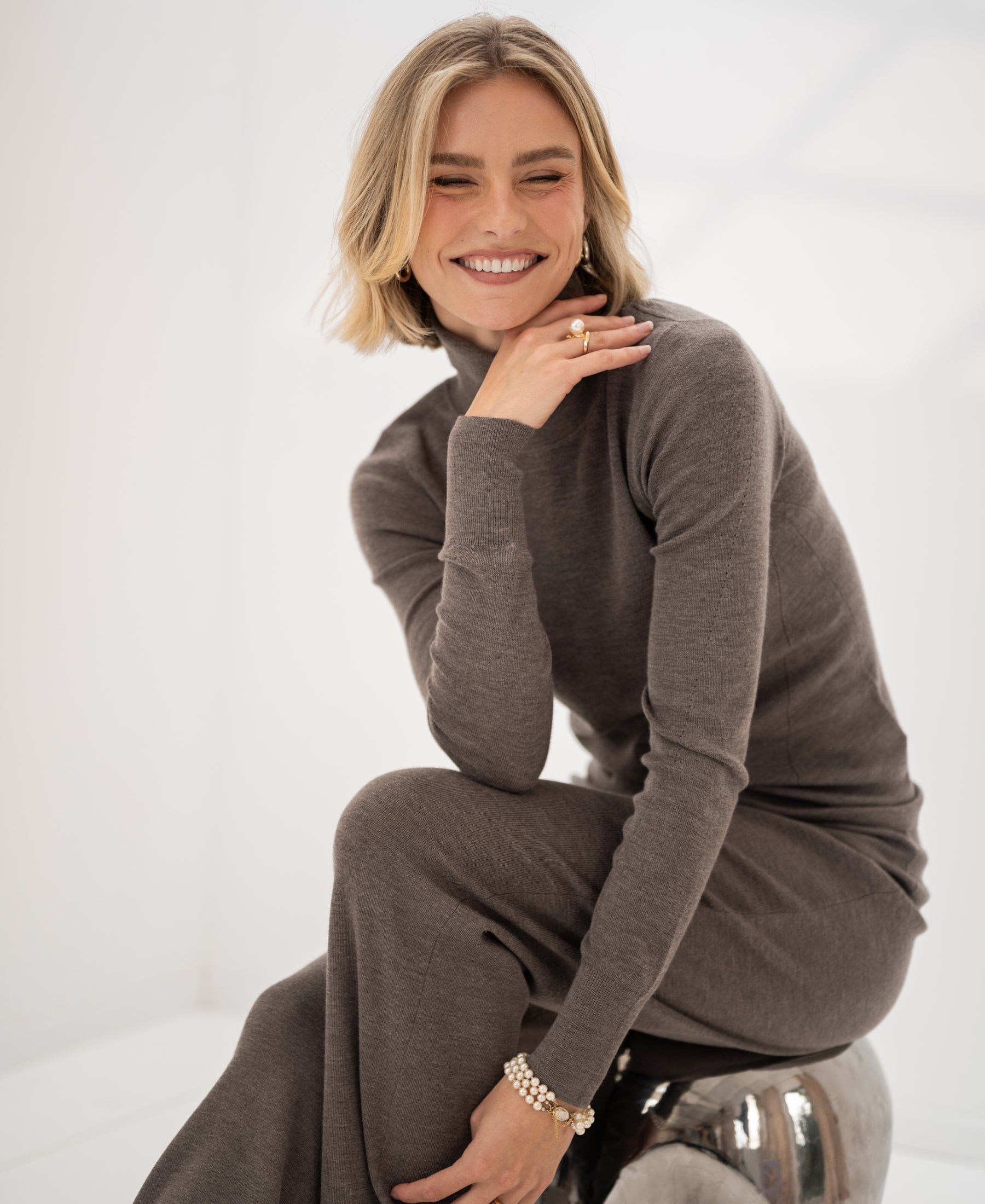 Woman wearing PLEIN PUBLIQUE Merino turtleneck LA FORTE in dark sand color.
