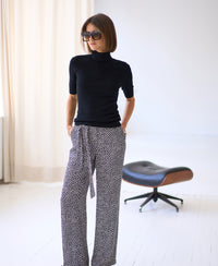 Short-sleeve black LE FRANCOIS turtleneck.