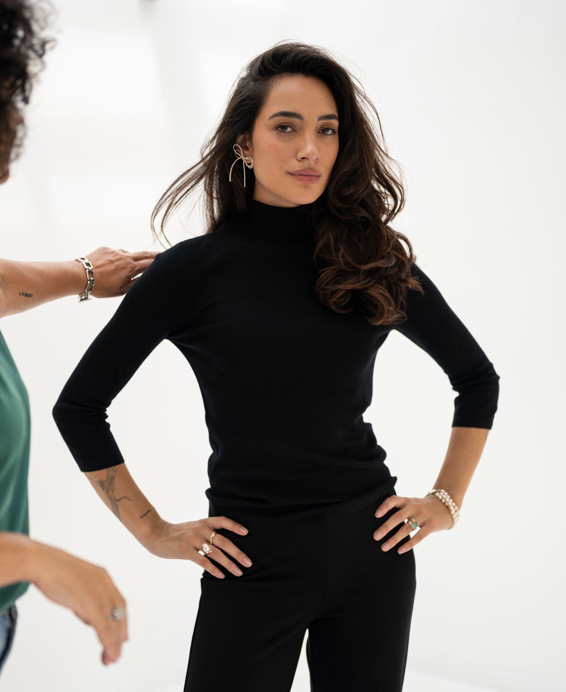 Woman wears the PLEIN PUBLIQUE Turtleneck Sweater LE FABIAN Black.