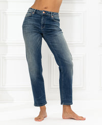 Cropped jeans in blue vintage wash, LE GUY style, shown against a white textured wall.