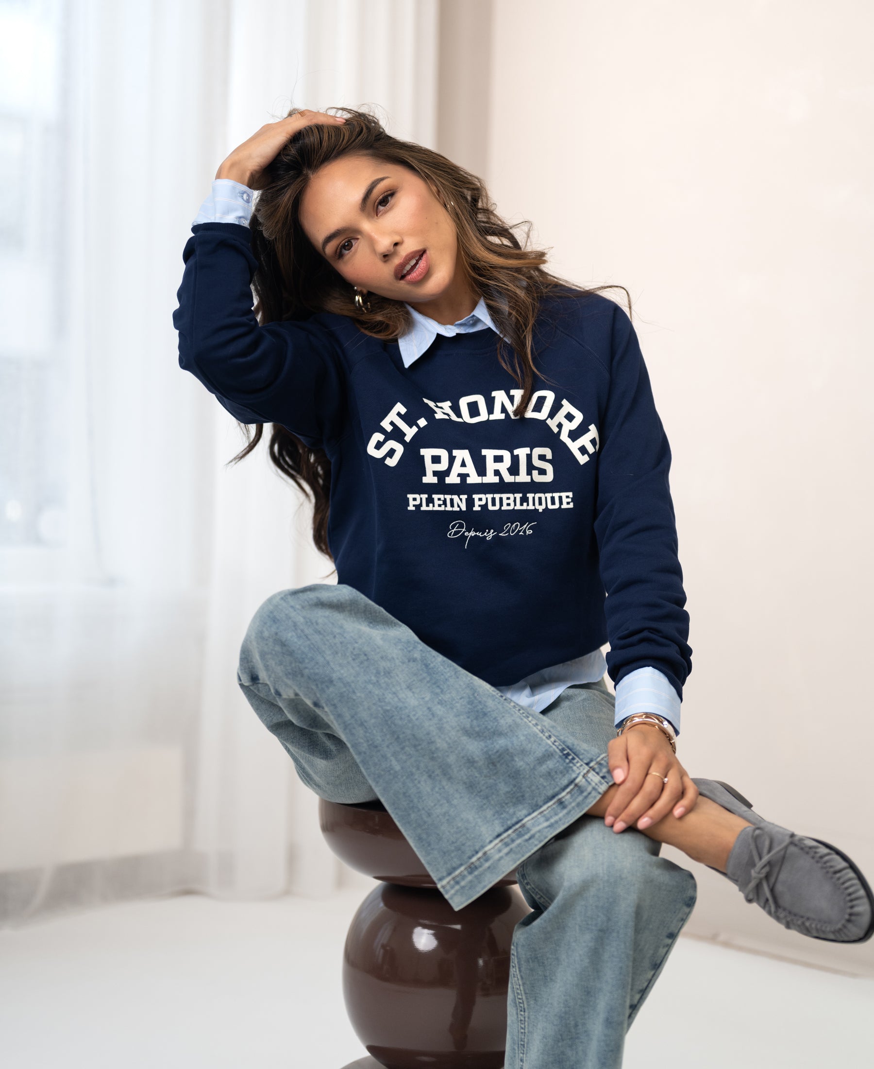 Woman wearing a navy blue St. Honoré sweater from PLEIN PUBLIQUE LA HARPER.