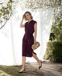 PLEIN PUBLIQUE Travel polo dress INES in wine color, shown outdoors.