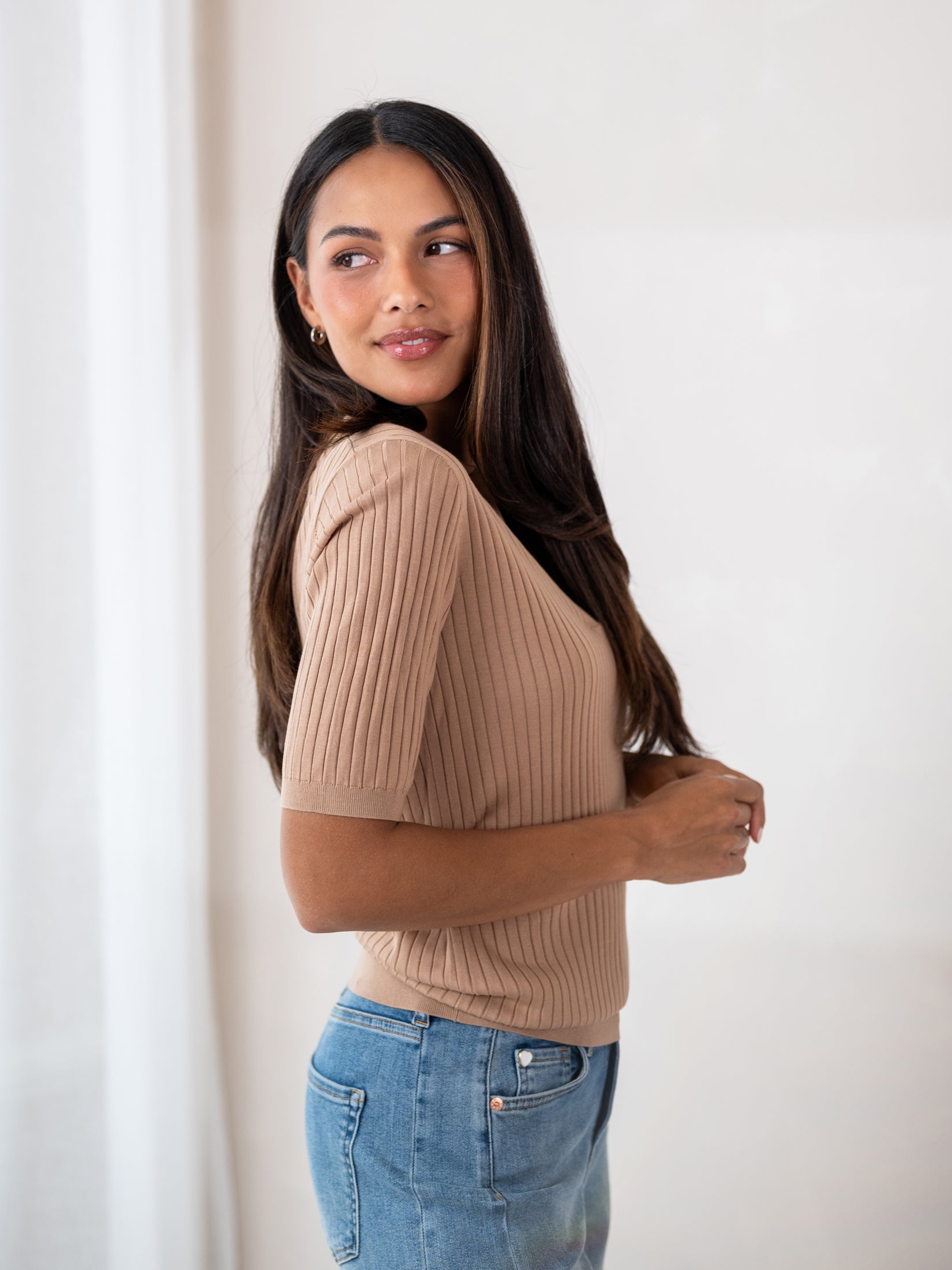 Tencel-silk LE JASMIN Sand polo from PLEIN PUBLIQUE shown on model with long dark hair.
