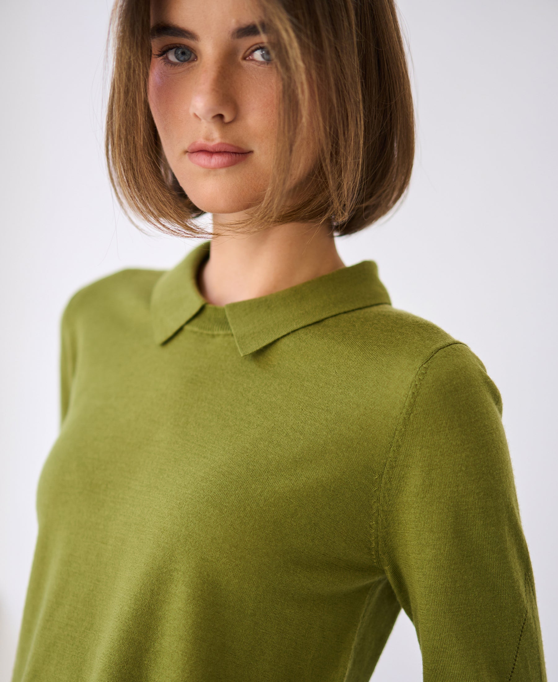 Merino-Pullover mit Polokragen von LA MARCEAU, olivgrün